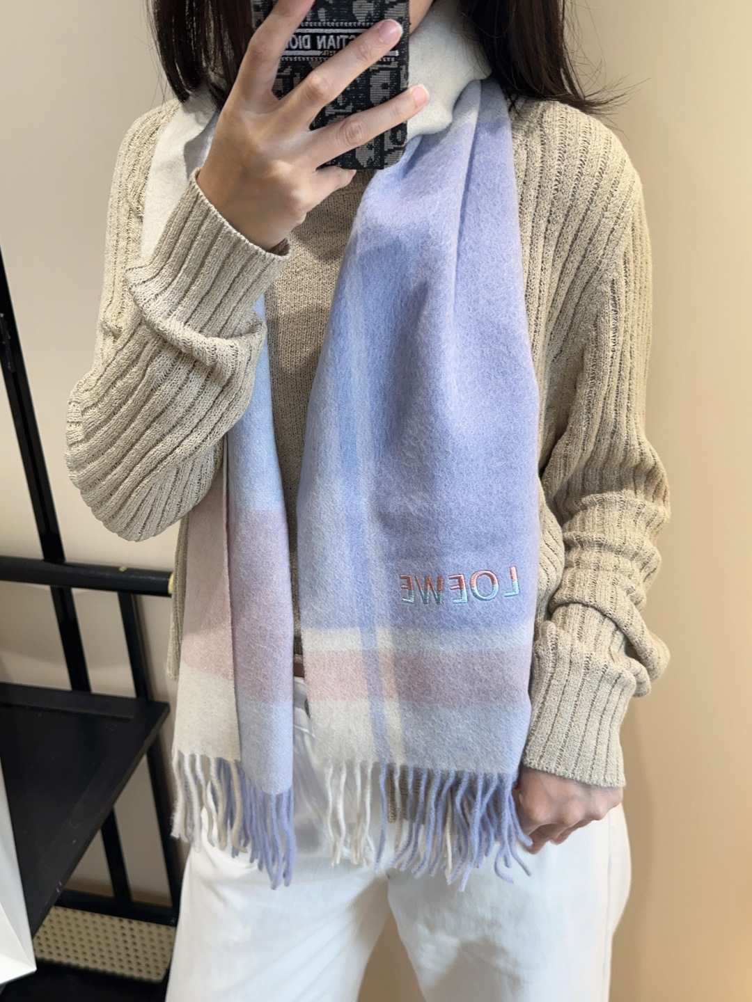 NO:678101,Loewe is so beautiful. It is a couple model. It is so beautiful that it screams the latest British European and American style. It is a large scarf & long scarf that is both fashionable and practical. The contrasting colors are very coordinated. The scarf feels soft, fashionable and warm to wear, and stylish. For plaid lovers, don’t miss it. The size is 30*164+8*2. Dear friends, hurry up and grab the higher version of the scarf, the higher version of the scarf, loewe19860909太美了罗意威 情侣款 美到要尖叫最新款英伦欧美范儿 又是一款即时尚又实用的大围巾&长巾,撞色的颜色搭配很协调,围巾手感柔软,戴起来时尚暖和,大气有范儿,格子控们,不要错过哦,尺寸30*164+8*2,亲们速度开抢高版本围巾,高版本围巾,loewe,scarf