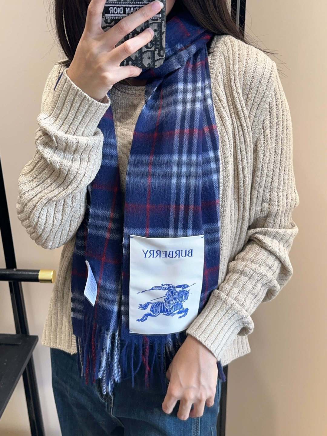 NO:678111,Burberry · Burberry scarf is so beautiful that it’s so stylish and charming. It’s a very elegant and fashionable autumn and winter item!  I really like it, it’s a very classic men’s design. The men’s items are small but refined, and the feel is really amazing. The effect on the upper body is really good, no matter how you wear it, it looks good!  !  This style is really worth buying with your eyes closed, and it can be easily worn by any age group!  !  !  30*180cm high version scarf, high version scarf, burberry, burberry19860909Burberry · 巴宝莉围巾好看的要疯掉了,太有型太有魅力了非常斯文时尚的秋冬单品！真的很喜欢,非常Classical的男款设计.男人的东西少而精手感真的绝了上身效果真的随便怎么围都好看！！这种款式真的闭着眼买,任何年龄层都轻松驾驭！！！30*180cm高版本围巾,高版本围巾,burberry,burberry,scarf