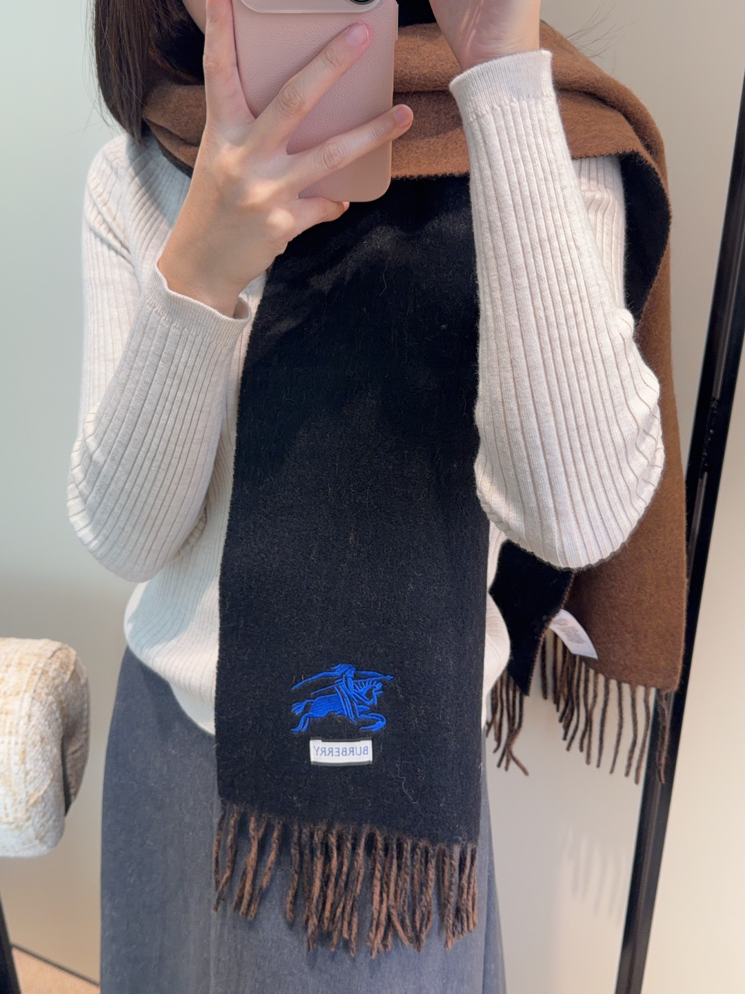 NO:678115,【Family benefits are coming!  !  Burberry's high-end heavyweight men's scarf!  】An angry recommendation, excited~!  !  Be sure to get started quickly, synchronized counters, the most high-end men's models ~ difficult to craft, super soft and waxy gradient effect scarf!  Our price is really unbeatable!  Price feedback from my mother ~ I love the fabric, the velvet feel is really super comfortable in my hand!  Very soft, the upper body effect is unparalleled and beautiful. Medium thickness, very close to the neck~ Size specification 30*185cm high version scarf, high version scarf, burberry19860909【家属福利来了！！巴宝莉高端重磅男士围巾！】怒赞推荐,激动~！！下手绝对要快,同步专柜,最高端的男士款~工艺难度大,超级无敌软糯 渐变效果围巾！我们这个价格真的无敌超值！亲妈价格回馈~面料大爱,握在手里绒感真的超级无敌舒服！非常柔软,上身效果无敌好看 中等厚度,非常亲脖子的一款~ 尺寸规格30*185cm高版本围巾,高版本围巾,burberry,scarf