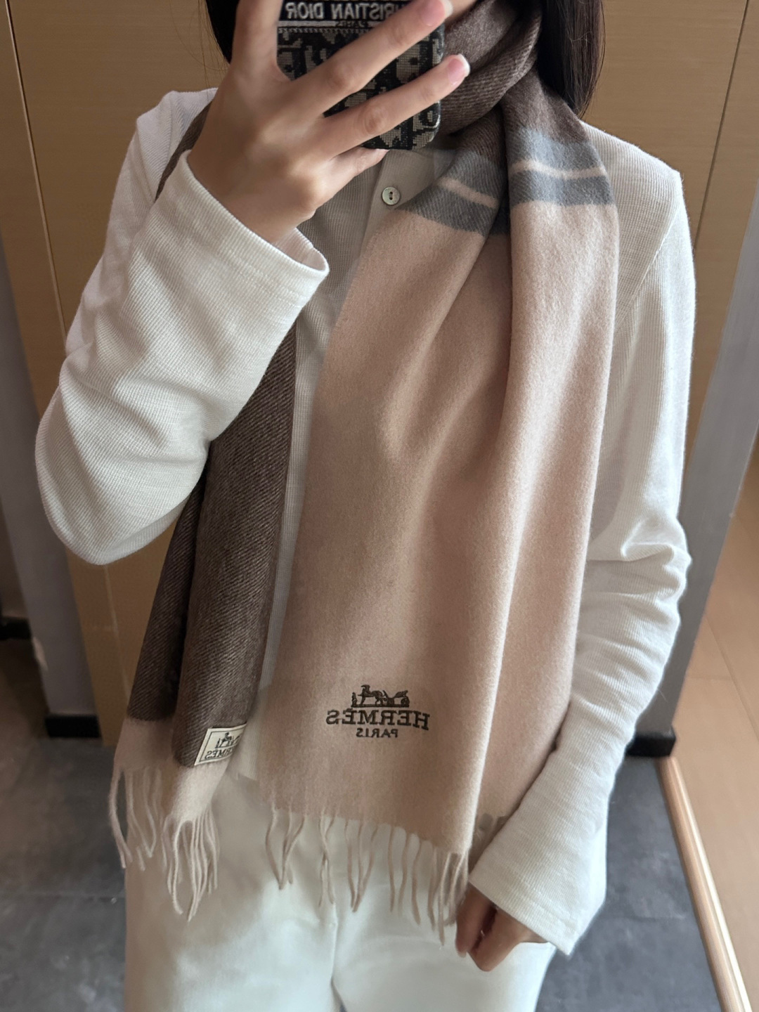 NO:678119,Hermes 2025 ·  Hermès, a rare gentle color matching, low-key yet elegant] Highly recommend the bilateral color matching, a scarf with two styles, high-end, comfortable and fashionable temperament, full of big-name style, Super Amway Big H, this soft scarf that touches the heart, extremely simple color with low-key H embroidered logo, the finishing touch without losing the beauty, the pursuit of successful people, the color is absolute, a bit unique fairy spirit, the absolute choice for couples, the color is elegant, not enchanting Specifications 35x  190cm high version scarf, high version scarf, hermes, hermes198609092025年Hermes · 爱马仕,难得一见的温柔配色,低调又不失优雅】重点推荐双边配色,一条围巾两种风格搭配,高级舒适时髦气质,大牌范十足,超级安利大H这款触动内心的柔美围巾,极其简单的颜色搭配低调的H刺绣logo,点睛之笔确又不失美感,成功人士的追求,色彩绝对,有点独有的仙气,绝对的情侣款不二之选,颜色淡雅,不妖娆规格35x 190cm高版本围巾,高版本围巾,hermes,hermes,scarf