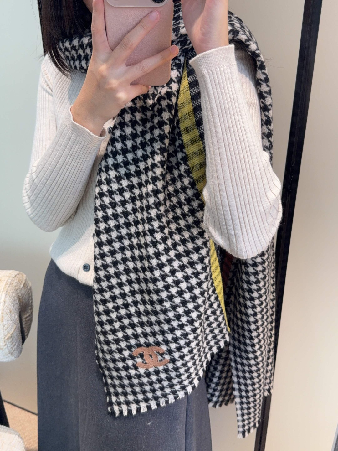 NO:678124,New!  2025 autumn and winter Chanel men's and women's same style, synchronized, high-end cashmere knitted scarves!  It can be formal or casual, and it is a very Classic design. This weaving method is relatively difficult and requires a lot of yarn, so the craftsmanship is very difficult!  !  !  This kind of scarf is definitely a timeless aesthetic item!  It will look good in any size, the style is really unique!  !  It’s so practical and versatile, there’s actually no superfluous design, and it looks good no matter how you wear it!  It has a drapey feel, is warm and very slimming!  Suitable for formal wear or casual wear. It can be folded in half to hang or circle. It has a warm style. Size 30*180. Weight 175g. Material: fine wool high version scarf, high version scarf, chanel19860909上新！2025秋冬香奈儿男女同款,同步,高端羊绒针织围巾！ 可正式,可随意,非常Classical的设计.这款织法比较难,又很费纱线,工艺难度非常大！！！这样的围巾,绝对是一条审美不过时的单品！随便围都会好看,版型真是一绝！！太实用百搭了,其实没有多余的设计,怎么围都好看！有垂坠感,温暖且非常显瘦！搭配正装或者搭配休闲装都很合适~对折挂围或者绕圈围都完全可以,有温度的风度 尺寸30*180 克重175g 材质细羊毛高版本围巾,高版本围巾,chanel,scarf