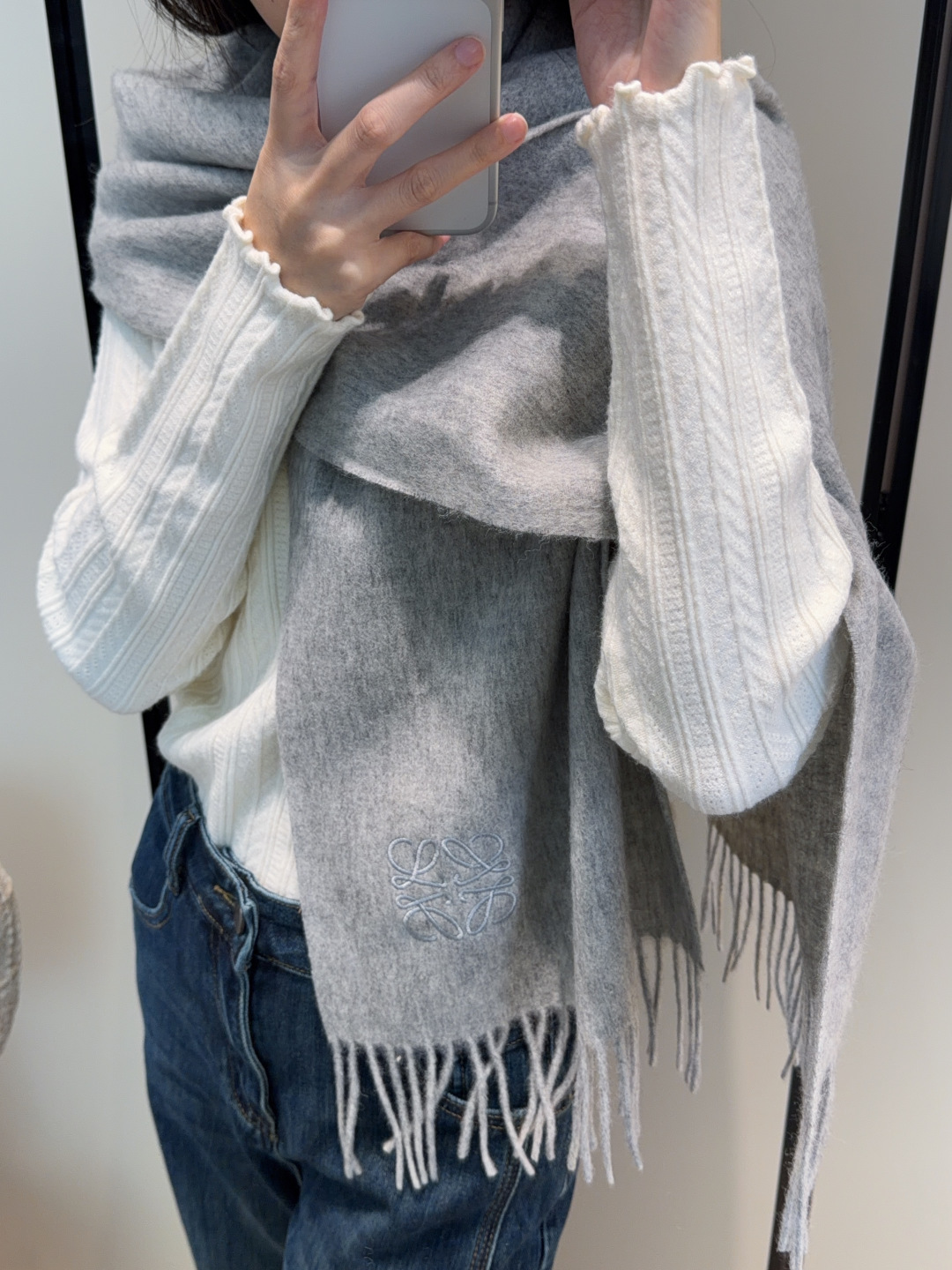 NO:704474,【Loewe ·  Loewe's rare and gentle color matching, low-key yet elegant] Highly recommend the double-sided color matching, a scarf with two styles, high-end, comfortable and fashionable temperament, a niche name, but full of big-name style, super Amway loewe this soft color that touches the heart  Beautiful scarf, extremely simple color with eye-catching color-changing logo, the finishing touch without losing the beauty, the pursuit of successful people, the color is absolute, a bit unique and fairy-like, the absolute choice for couples, the color is elegant, not enchanting, specifications 30x  cm high version scarf, high version scarf, loewe, loewe19860909【Loewe · 罗意威难得一见的温柔配色,低调又不失优雅】重点推荐双面配色,一条围巾两种风格搭配,高级舒适时髦气质,名小众,却大牌范十足,超级安利loewe这款触动内心的柔美围巾,极其简单的颜色搭配抢眼的变色logo,点睛之笔确又不失美感,成功人士的追求,色彩绝对,有点独有的仙气,绝对的情侣款不二之选,颜色淡雅,不妖娆规格30x cm高版本围巾,高版本围巾,loewe,loewe,scarf