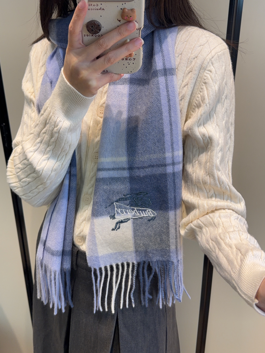 NO:704479,Burberry · Burberry scarf is so beautiful that it’s so stylish and charming. It’s a very elegant and fashionable autumn and winter item!  I really like it, it’s a very classic men’s design. The men’s items are small but refined, and the feel is really amazing. The effect on the upper body is really good, no matter how you wear it, it looks good!  !  This style is really worth buying with your eyes closed, and it can be easily worn by any age group!  !  !  30*cm high version scarf, high version scarf, burberry, burberry19860909Burberry · 巴宝莉围巾好看的要疯掉了,太有型太有魅力了非常斯文时尚的秋冬单品！真的很喜欢,非常Classical的男款设计.男人的东西少而精手感真的绝了上身效果真的随便怎么围都好看！！这种款式真的闭着眼买,任何年龄层都轻松驾驭！！！30*cm高版本围巾,高版本围巾,burberry,burberry,scarf