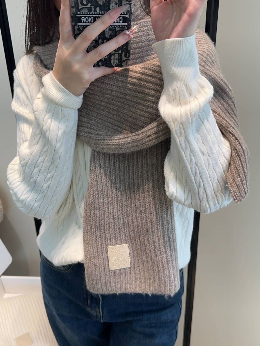 NO:704481,Luo Yiwei's rare knitted item, gentle color matching, super obsessed with temperament, low-key, quiet and elegant] Highly recommended, it will make your heart beat in a second!  !  !  High-end, luxurious!  eternal!  It’s not the kind of style that goes by in a flash!  !  !  Clothing that maximizes improvement!  This year’s new color-matching knitted cashmere scarf is so beautiful. Sisters who know how to match it must understand. This design can greatly enhance the style and aura in autumn and winter. No matter perfect, beautiful figure or temperament, this design is a tool to quickly and maximize the improvement of clothing. size30*cm high version scarf, high version scarf, loewe19860909罗意威难得一见的针织单品,温柔配色,超级迷恋气质低调恬静又不失优雅】重点推荐一秒心动啊！！！高级,奢华！永恒！不是那种过眼云烟的款式！！！最大化提升的衣品！今年新出的配色针织羊绒围巾,太好看了,会搭配的姐妹一定懂,这样的设计在秋冬季穿搭上很能提升造型气场无可挑剔,无论完,美身材,气质,这种设计,是快速也是最大化提升衣品的利器size30*cm高版本围巾,高版本围巾,loewe,scarf