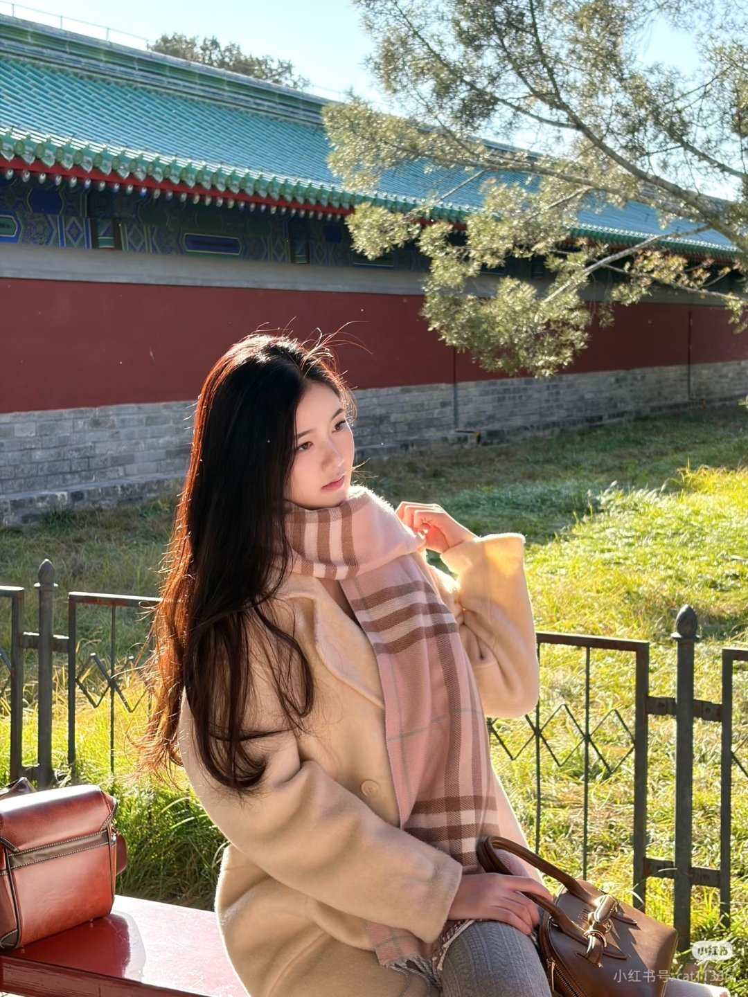 NO:704490,Burberry double-sided cashmere scarf!  Available in limited quantities, highly affordable!  Very stylish design!  *30cm, cashmere mixed with wool!  It is the embodiment of the charm of elegant art!  The scarf style is unisex and can also be made into a couple style!  The color combination is extremely high-end and classy!  The material is soft and has a particularly three-dimensional effect, and it looks super good when worn!  You can mix and match as you like, one can be used as 2!  Very cost-effective and versatile!  high version scarf,high version scarf,burberry19860909Burberry双面羊绒围巾！走量款,性超高！非常有格调的设计！*30cm,羊绒混羊毛！是高雅艺术的魅力体现！围巾款式男女通用、更可做情侣款！颜色搭配极为高端大气上档次！料子柔和,特别有立体感,戴起来效果超级好看！随便搭配就可以、一条当2条用！非常划算又百搭！高版本围巾,高版本围巾,burberry,scarf