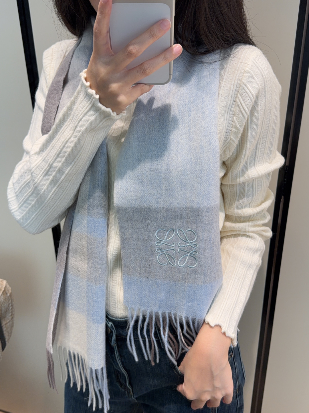 NO:704498,【Loewe ·  Loewe's rare and gentle color matching, low-key yet elegant] Highly recommend the double-sided color matching, a scarf with two styles, high-end, comfortable and fashionable temperament, a niche name, but full of big-name style, super Amway loewe this soft color that touches the heart  Beautiful scarf, extremely simple color with eye-catching color-changing logo, the finishing touch without losing the beauty, the pursuit of successful people, the color is absolute, a bit unique and fairy-like, the absolute choice for couples, the color is elegant, not enchanting, specifications 30x  cm high version scarf, high version scarf, loewe, loewe19860909【Loewe · 罗意威难得一见的温柔配色,低调又不失优雅】重点推荐双面配色,一条围巾两种风格搭配,高级舒适时髦气质,名小众,却大牌范十足,超级安利loewe这款触动内心的柔美围巾,极其简单的颜色搭配抢眼的变色logo,点睛之笔确又不失美感,成功人士的追求,色彩绝对,有点独有的仙气,绝对的情侣款不二之选,颜色淡雅,不妖娆规格30x cm高版本围巾,高版本围巾,loewe,loewe,scarf