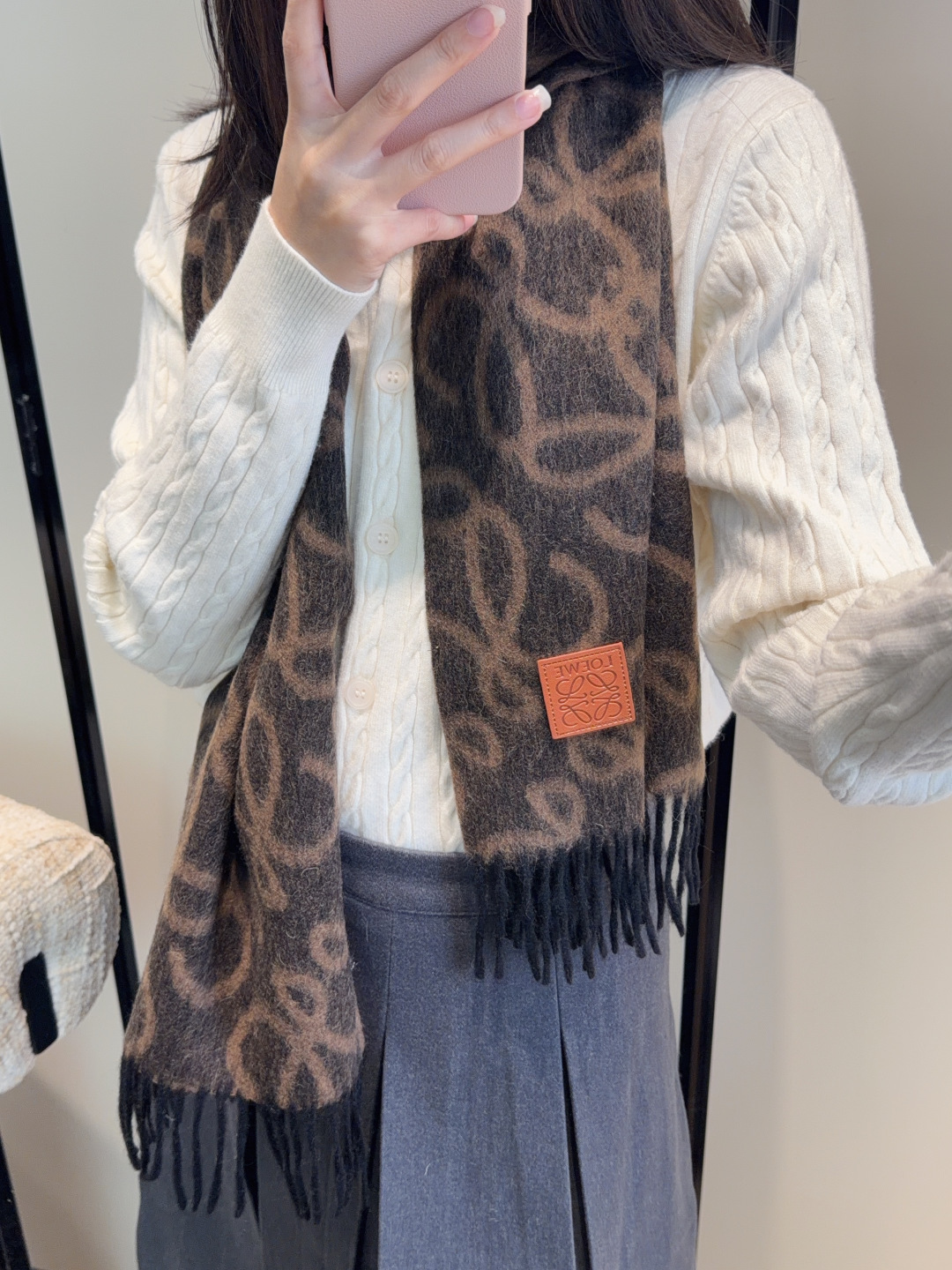 NO:704497,【Loewe ·  Loewe's rare and gentle color matching, low-key yet elegant] Highly recommend the double-sided color matching, a scarf with two styles, high-end, comfortable and fashionable temperament, a niche name, but full of big-name style, super Amway loewe this soft color that touches the heart  Beautiful scarf, extremely simple color with eye-catching color-changing logo, the finishing touch without losing the beauty, the pursuit of successful people, the color is absolute, a bit unique and fairy-like, the absolute choice for couples, the color is elegant, not enchanting, specifications 30x  cm high version scarf, high version scarf, loewe, loewe19860909【Loewe · 罗意威难得一见的温柔配色,低调又不失优雅】重点推荐双面配色,一条围巾两种风格搭配,高级舒适时髦气质,名小众,却大牌范十足,超级安利loewe这款触动内心的柔美围巾,极其简单的颜色搭配抢眼的变色logo,点睛之笔确又不失美感,成功人士的追求,色彩绝对,有点独有的仙气,绝对的情侣款不二之选,颜色淡雅,不妖娆规格30x cm高版本围巾,高版本围巾,loewe,loewe,scarf