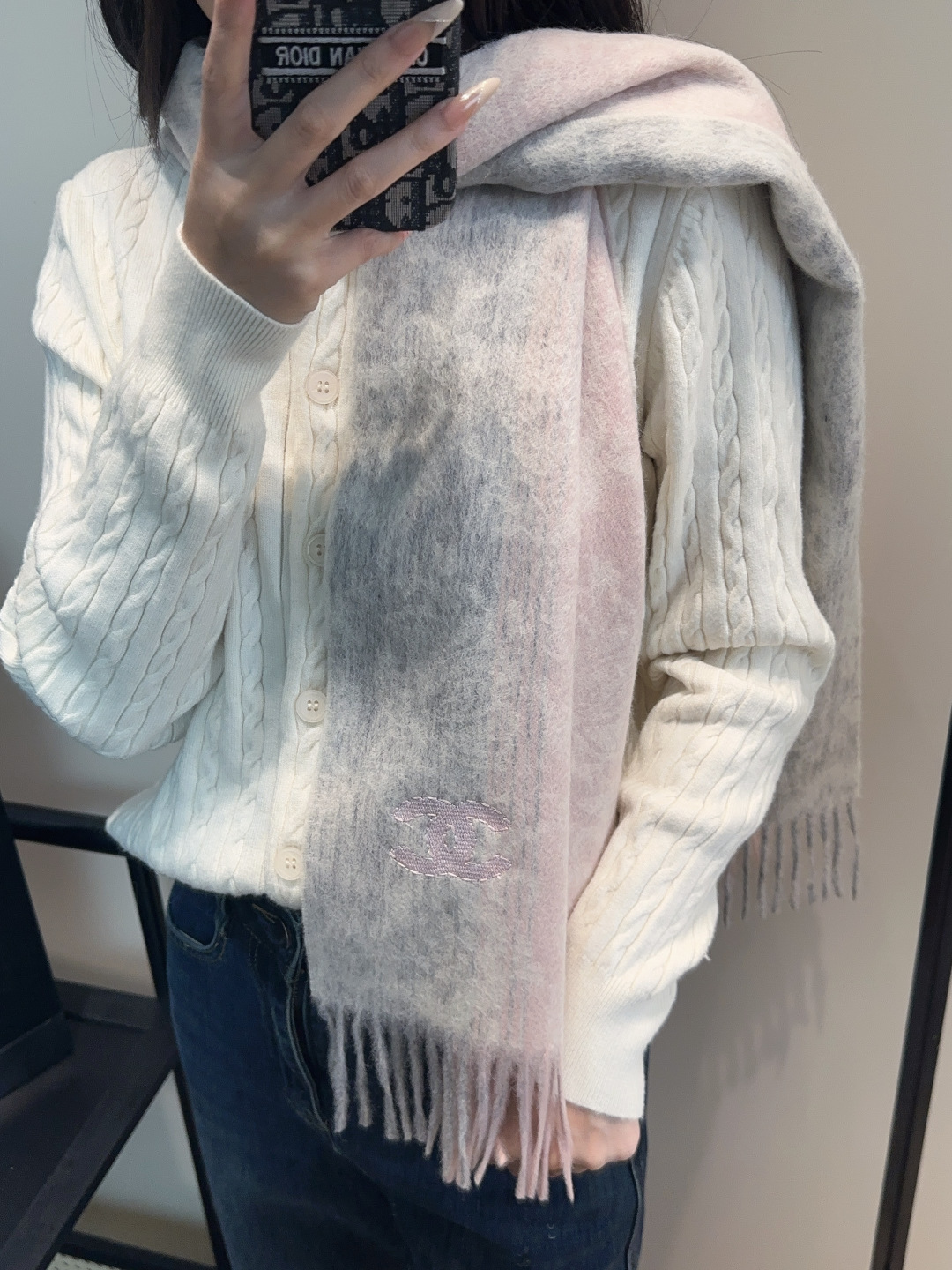 NO:704505,[Chanel · Chanel's rare gentle color matching, super obsessed with temperament, low-key, quiet and elegant] High-end, comfortable and fashionable temperament, simple but not simple, full of big-name style, Super Amway Grandma, this soft scarf that touches the heart, is the finishing touch without losing beauty, the pursuit of successful people, the color is definitely a bit unique and fairy-like, the absolute choice for couples, the color is elegant, not enchanting Specifications 35 x  cm high version scarf, high version scarf, chanel, chanel19860909【Chanel · 香奈儿难得一见的温柔配色,超级迷恋气质低调恬静又不失优雅】重点推荐高级舒适时髦气质,简约却又不简单,大牌范十足,超级安利香奶奶这款触动内心的柔美围巾,点睛之笔确又不失美感,成功人士的追求,色彩绝对有点独有的仙气,绝对的情侣款不二之选,颜色淡雅,不妖娆规格35 x cm高版本围巾,高版本围巾,chanel,chanel,scarf