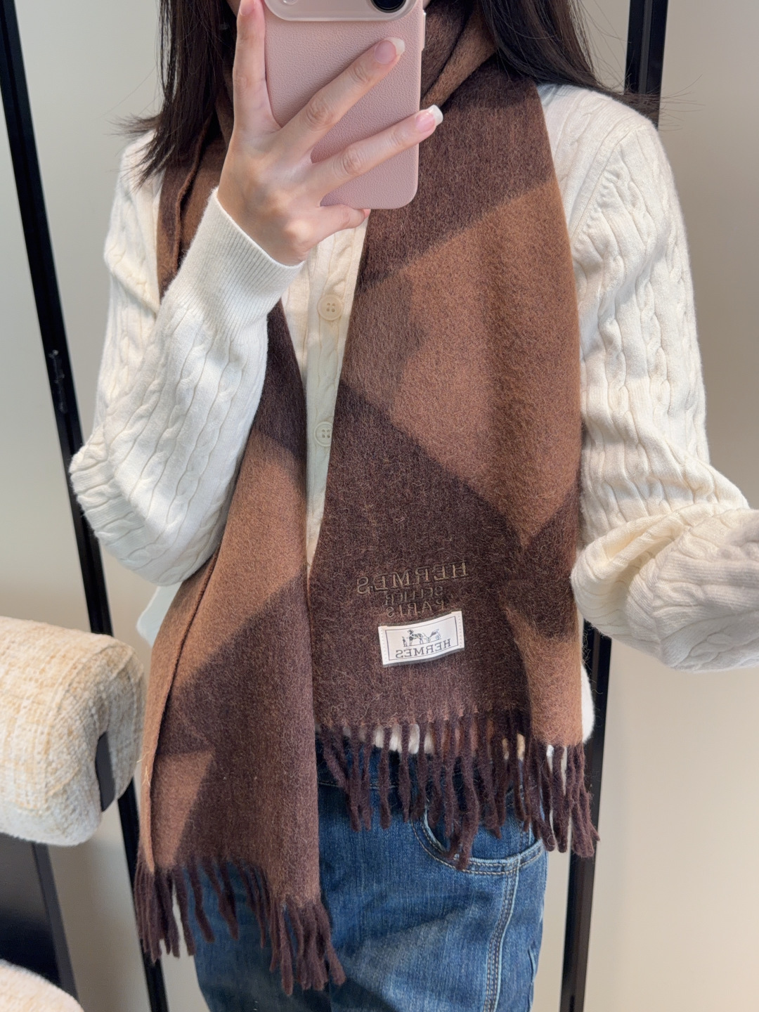 NO:704515,Year Hermes ·  Hermès, a rare gentle color matching, low-key yet elegant] Highly recommend the bilateral color matching, a scarf with two styles, high-end, comfortable and fashionable temperament, full of big-name style, Super Amway Big H, this soft scarf that touches the heart, extremely simple color with low-key H embroidered logo, the finishing touch without losing the beauty, the pursuit of successful people, the color is absolute, a bit unique fairy spirit, the absolute choice for couples, the color is elegant, not enchanting Specifications 35x  190cm high version scarf, high version scarf, hermes, hermes19860909年Hermes · 爱马仕,难得一见的温柔配色,低调又不失优雅】重点推荐双边配色,一条围巾两种风格搭配,高级舒适时髦气质,大牌范十足,超级安利大H这款触动内心的柔美围巾,极其简单的颜色搭配低调的H刺绣logo,点睛之笔确又不失美感,成功人士的追求,色彩绝对,有点独有的仙气,绝对的情侣款不二之选,颜色淡雅,不妖娆规格35x 190cm高版本围巾,高版本围巾,hermes,hermes,scarf