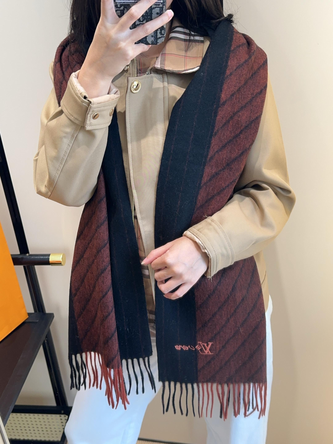 NO:704521,The green scarf is crazy beautiful, so stylish and charming, a very elegant and fashionable autumn and winter item!  I really like it, it’s a very classic men’s design. The men’s items are small but refined, and the feel is really amazing. The effect on the upper body is really good, no matter how you wear it, it looks good!  !  This style is really worth buying with your eyes closed, and it can be easily worn by any age group!  !  !  30*cm high version scarf, high version scarf, louis vuitton19860909Lv围巾好看的要疯掉了,太有型太有魅力了非常斯文时尚的秋冬单品！真的很喜欢,非常Classical的男款设计.男人的东西少而精手感真的绝了上身效果真的随便怎么围都好看！！这种款式真的闭着眼买,任何年龄层都轻松驾驭！！！30*cm高版本围巾,高版本围巾,louis vuitton,scarf