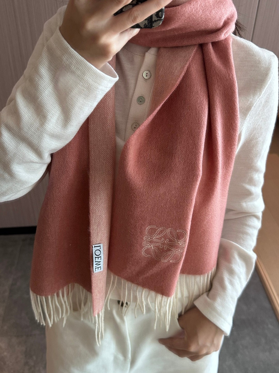 NO:704518,Loewe is so beautiful. It is a couple model. It is so beautiful that it screams the latest British European and American style. It is a large scarf & long scarf that is both fashionable and practical. The contrasting colors are very coordinated. The scarf feels soft, fashionable and warm to wear, and stylish. For plaid lovers, don’t miss it. The size is 30*164+8*2. Dear friends, hurry up and grab the higher version of the scarf, the higher version of the scarf, loewe19860909太美了罗意威 情侣款 美到要尖叫最新款英伦欧美范儿 又是一款即时尚又实用的大围巾&长巾,撞色的颜色搭配很协调,围巾手感柔软,戴起来时尚暖和,大气有范儿,格子控们,不要错过哦,尺寸30*164+8*2,亲们速度开抢高版本围巾,高版本围巾,loewe,scarf