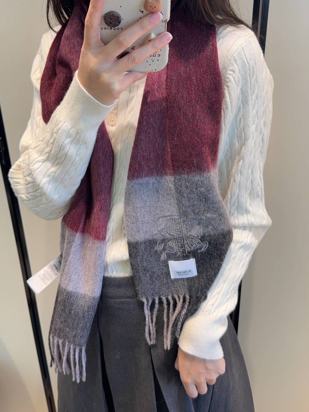 NO:711499,Burberry · Burberry scarf is so beautiful that it’s so stylish and charming. It’s a very elegant and fashionable autumn and winter item!  I really like it, it’s a very classic men’s design. The men’s items are small but refined, and the feel is really amazing. The effect on the upper body is really good, no matter how you wear it, it looks good!  !  This style is really worth buying with your eyes closed, and it can be easily worn by any age group!  !  !  30*180cm high version scarf, high version scarf, burberry, burberry19860909Burberry · 巴宝莉围巾好看的要疯掉了,太有型太有魅力了非常斯文时尚的秋冬单品！真的很喜欢,非常Classical的男款设计.男人的东西少而精手感真的绝了上身效果真的随便怎么围都好看！！这种款式真的闭着眼买,任何年龄层都轻松驾驭！！！30*180cm高版本围巾,高版本围巾,burberry,burberry,scarf