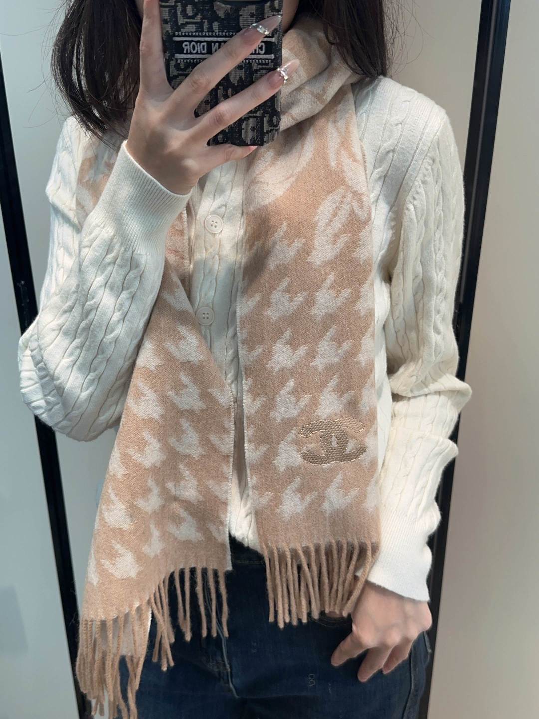 NO:711518,【Chanel·  Rare and gentle color matching, super obsessed with low-key, quiet and elegant temperament] Highly recommended, high-end, comfortable and fashionable temperament, simple but not simple, full of big-name style, Super Amway, this soft scarf that touches the heart, gradient color matching design with eye-catching hollow classic horse-drawn carriage logo, the finishing touch is true without losing beauty, the pursuit of successful people, the color is definitely a bit unique and fairy-like, the absolute choice for couples, the color is elegant, not enchanting Specifications 35 x  180cm high version scarf, high version scarf, chanel19860909【香奈儿· 难得一见的温柔配色,超级迷恋气质低调恬静又不失优雅】重点推荐高级舒适时髦气质,简约却又不简单,大牌范十足,超级安利这款触动内心的柔美围巾,渐变拼色的颜色设计搭配抢眼的镂空经典马车标志,点睛之笔确又不失美感,成功人士的追求,色彩绝对有点独有的仙气,绝对的情侣款不二之选,颜色淡雅,不妖娆规格35 x 180cm高版本围巾,高版本围巾,chanel,scarf