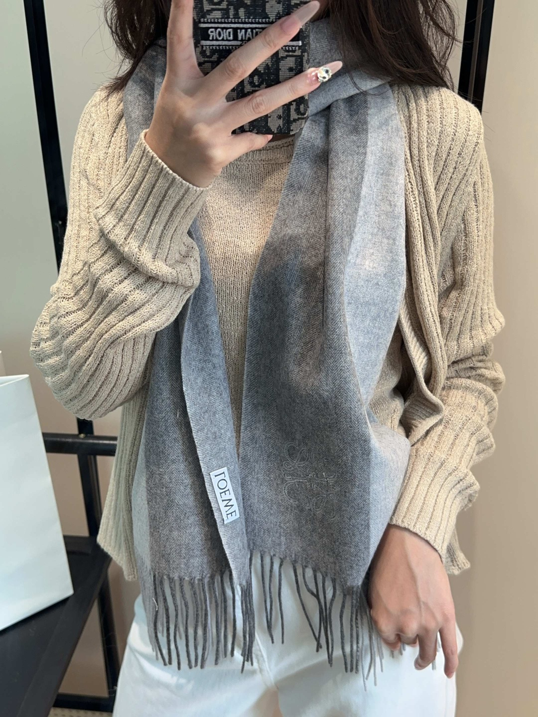 NO:711527,【Loewe ·  Loewe's rare and gentle color matching, low-key yet elegant] Highly recommend the double-sided color matching, a scarf with two styles, high-end, comfortable and fashionable temperament, a niche name, but full of big-name style, super Amway loewe this soft color that touches the heart  Beautiful scarf, extremely simple color with eye-catching color-changing logo, the finishing touch without losing the beauty, the pursuit of successful people, the color is absolute, a bit unique and fairy-like, the absolute choice for couples, the color is elegant, not enchanting, specifications 30x  180cm high version scarf, high version scarf, loewe, loewe19860909【Loewe · 罗意威难得一见的温柔配色,低调又不失优雅】重点推荐双面配色,一条围巾两种风格搭配,高级舒适时髦气质,名小众,却大牌范十足,超级安利loewe这款触动内心的柔美围巾,极其简单的颜色搭配抢眼的变色logo,点睛之笔确又不失美感,成功人士的追求,色彩绝对,有点独有的仙气,绝对的情侣款不二之选,颜色淡雅,不妖娆规格30x 180cm高版本围巾,高版本围巾,loewe,loewe,scarf