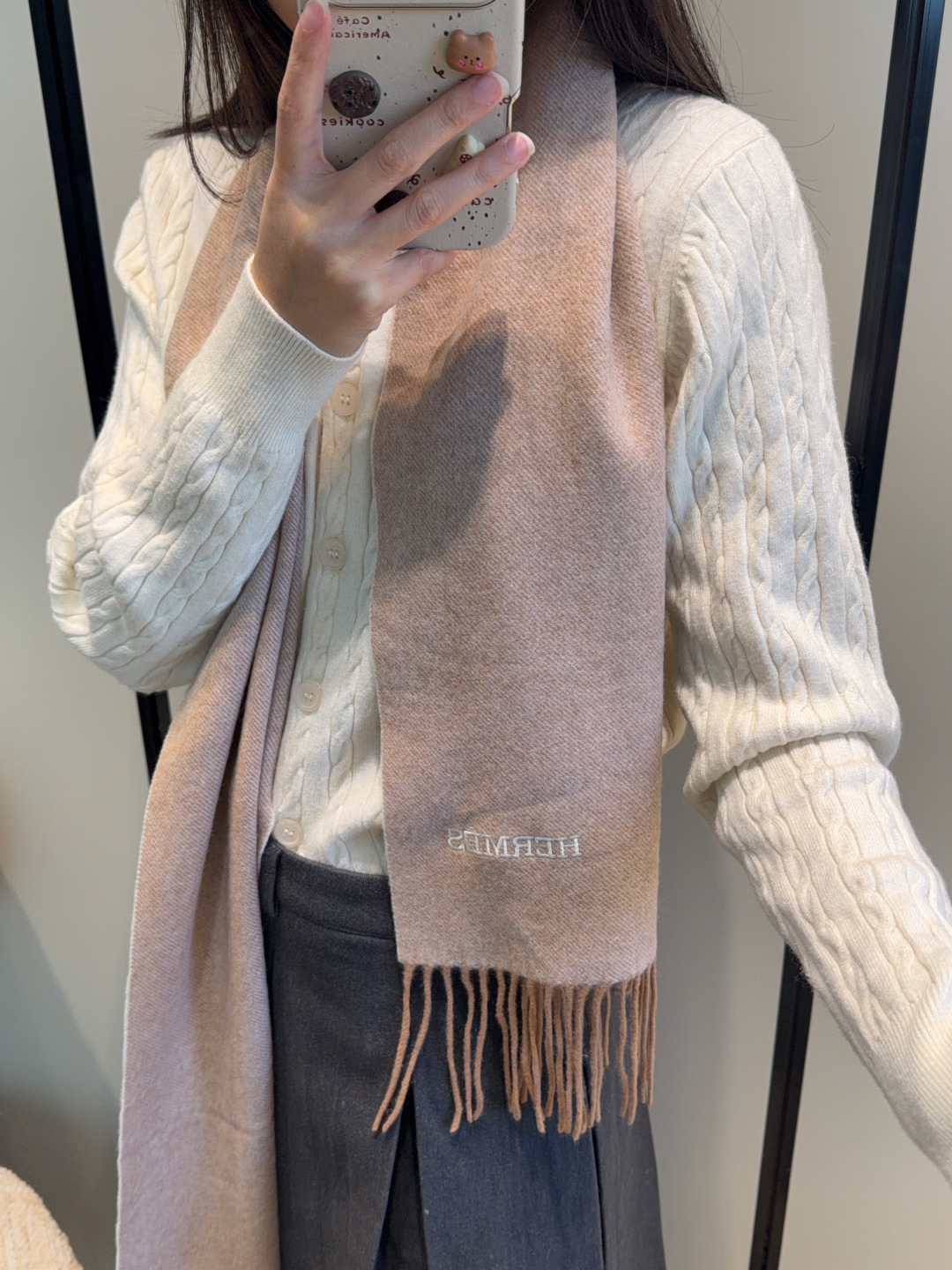 NO:711530,Hermes 2025 ·  Hermès, a rare gentle color matching, low-key yet elegant] Highly recommend the bilateral color matching, a scarf with two styles, high-end, comfortable and fashionable temperament, full of big-name style, Super Amway Big H, this soft scarf that touches the heart, extremely simple color with low-key H embroidered logo, the finishing touch without losing the beauty, the pursuit of successful people, the color is absolute, a bit unique fairy spirit, the absolute choice for couples, the color is elegant, not enchanting Specifications 35x  190cm high version scarf, high version scarf, hermes, hermes198609092025年Hermes · 爱马仕,难得一见的温柔配色,低调又不失优雅】重点推荐双边配色,一条围巾两种风格搭配,高级舒适时髦气质,大牌范十足,超级安利大H这款触动内心的柔美围巾,极其简单的颜色搭配低调的H刺绣logo,点睛之笔确又不失美感,成功人士的追求,色彩绝对,有点独有的仙气,绝对的情侣款不二之选,颜色淡雅,不妖娆规格35x 190cm高版本围巾,高版本围巾,hermes,hermes,scarf