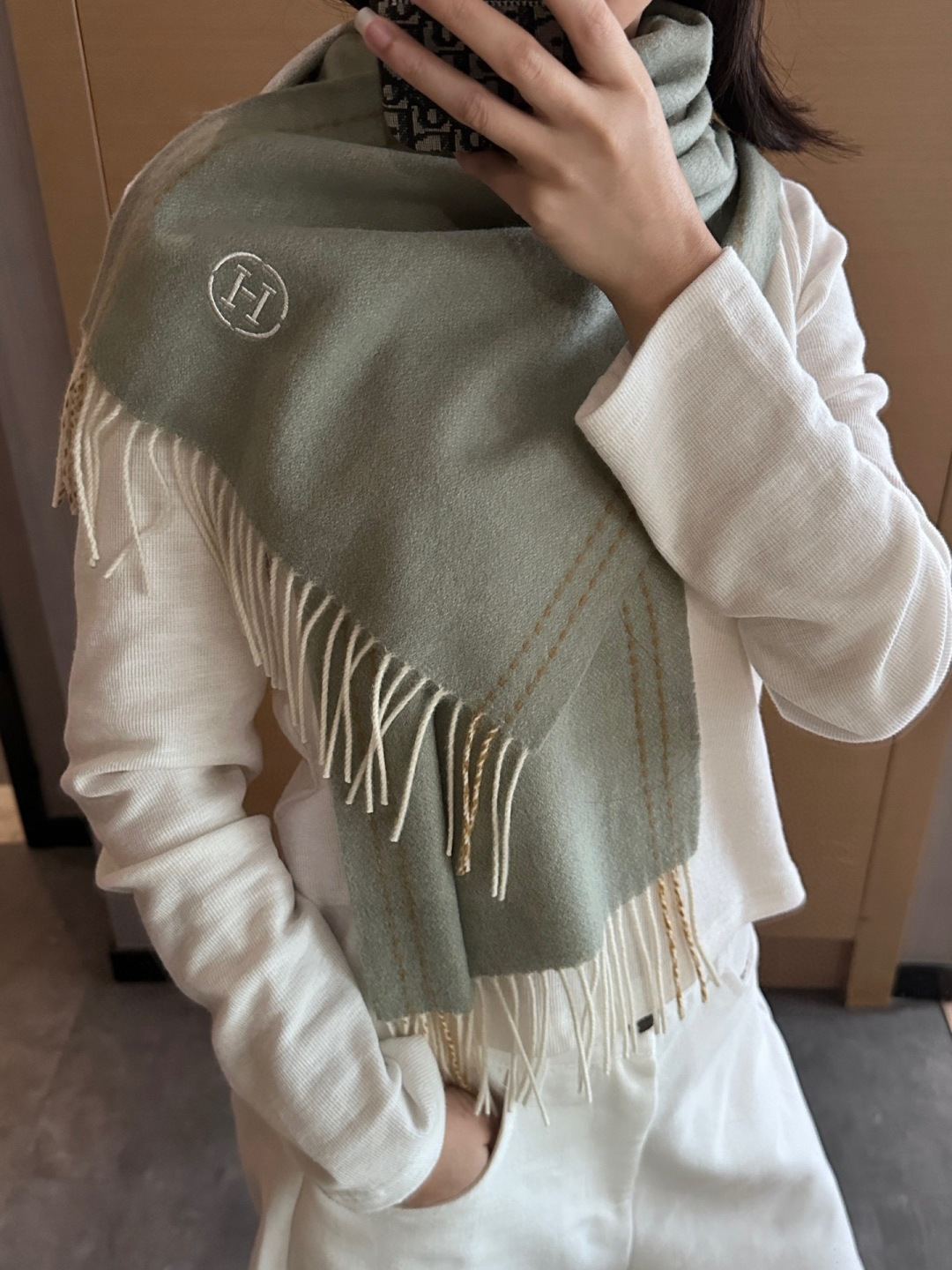 NO:711536,Hermes 2025 ·  Hermès, a rare gentle color matching, low-key yet elegant] Highly recommend the bilateral color matching, a scarf with two styles, high-end, comfortable and fashionable temperament, full of big-name style, Super Amway Big H, this soft scarf that touches the heart, extremely simple color with low-key H embroidered logo, the finishing touch without losing the beauty, the pursuit of successful people, the color is absolute, a bit unique fairy spirit, the absolute choice for couples, the color is elegant, not enchanting Specifications 35x  190cm high version scarf, high version scarf, hermes, hermes198609092025年Hermes · 爱马仕,难得一见的温柔配色,低调又不失优雅】重点推荐双边配色,一条围巾两种风格搭配,高级舒适时髦气质,大牌范十足,超级安利大H这款触动内心的柔美围巾,极其简单的颜色搭配低调的H刺绣logo,点睛之笔确又不失美感,成功人士的追求,色彩绝对,有点独有的仙气,绝对的情侣款不二之选,颜色淡雅,不妖娆规格35x 190cm高版本围巾,高版本围巾,hermes,hermes,scarf