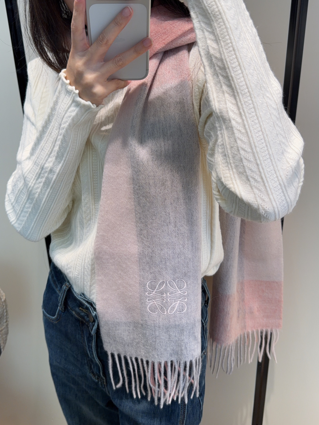 NO:711513,【Loewe ·  Loewe's rare and gentle color matching, low-key yet elegant] Highly recommend the double-sided color matching, a scarf with two styles, high-end, comfortable and fashionable temperament, a niche name, but full of big-name style, super Amway loewe this soft color that touches the heart  Beautiful scarf, extremely simple color with eye-catching color-changing logo, the finishing touch without losing the beauty, the pursuit of successful people, the color is absolute, a bit unique and fairy-like, the absolute choice for couples, the color is elegant, not enchanting, specifications 30x  180cm high version scarf, high version scarf, loewe, loewe19860909【Loewe · 罗意威难得一见的温柔配色,低调又不失优雅】重点推荐双面配色,一条围巾两种风格搭配,高级舒适时髦气质,名小众,却大牌范十足,超级安利loewe这款触动内心的柔美围巾,极其简单的颜色搭配抢眼的变色logo,点睛之笔确又不失美感,成功人士的追求,色彩绝对,有点独有的仙气,绝对的情侣款不二之选,颜色淡雅,不妖娆规格30x 180cm高版本围巾,高版本围巾,loewe,loewe,scarf