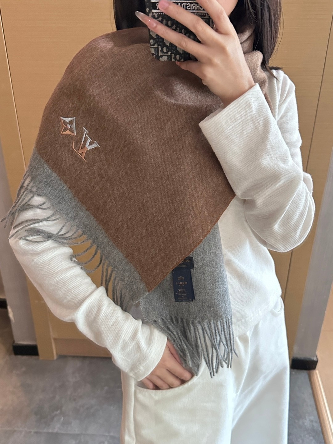 NO:714566,The green scarf is crazy beautiful, so stylish and charming, a very elegant and fashionable autumn and winter item!  I really like it, it’s a very classic men’s design. The men’s items are small but refined, and the feel is really amazing. The effect on the upper body is really good, no matter how you wear it, it looks good!  !  This style is really worth buying with your eyes closed, and it can be easily worn by any age group!  !  !  30*180cm high version scarf, high version scarf, louis vuitton19860909Lv围巾好看的要疯掉了,太有型太有魅力了非常斯文时尚的秋冬单品！真的很喜欢,非常Classical的男款设计.男人的东西少而精手感真的绝了上身效果真的随便怎么围都好看！！这种款式真的闭着眼买,任何年龄层都轻松驾驭！！！30*180cm高版本围巾,高版本围巾,louis vuitton,scarf