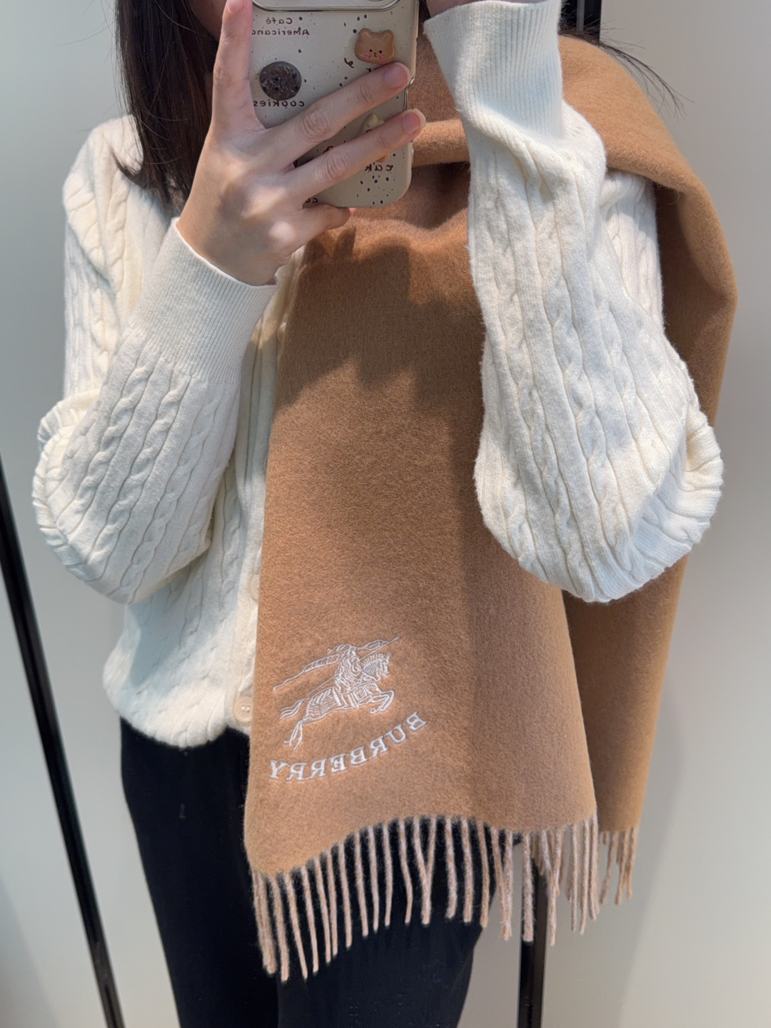 NO:711519,【Family benefits are coming!  !  Burberry's high-end heavyweight men's scarf!  】An angry recommendation, excited~!  !  Be sure to get started quickly, synchronized counters, the most high-end men's models ~ difficult to craft, super soft and waxy gradient effect scarf!  Our price is really unbeatable!  Price feedback from my mother ~ I love the fabric, the velvet feel is really super comfortable in my hand!  Very soft, the upper body effect is unparalleled and beautiful. Medium thickness, very close to the neck~ Size specification 30*185cm high version scarf, high version scarf, burberry19860909【家属福利来了！！巴宝莉高端重磅男士围巾！】怒赞推荐,激动~！！下手绝对要快,同步专柜,最高端的男士款~工艺难度大,超级无敌软糯 渐变效果围巾！我们这个价格真的无敌超值！亲妈价格回馈~面料大爱,握在手里绒感真的超级无敌舒服！非常柔软,上身效果无敌好看 中等厚度,非常亲脖子的一款~ 尺寸规格30*185cm高版本围巾,高版本围巾,burberry,scarf