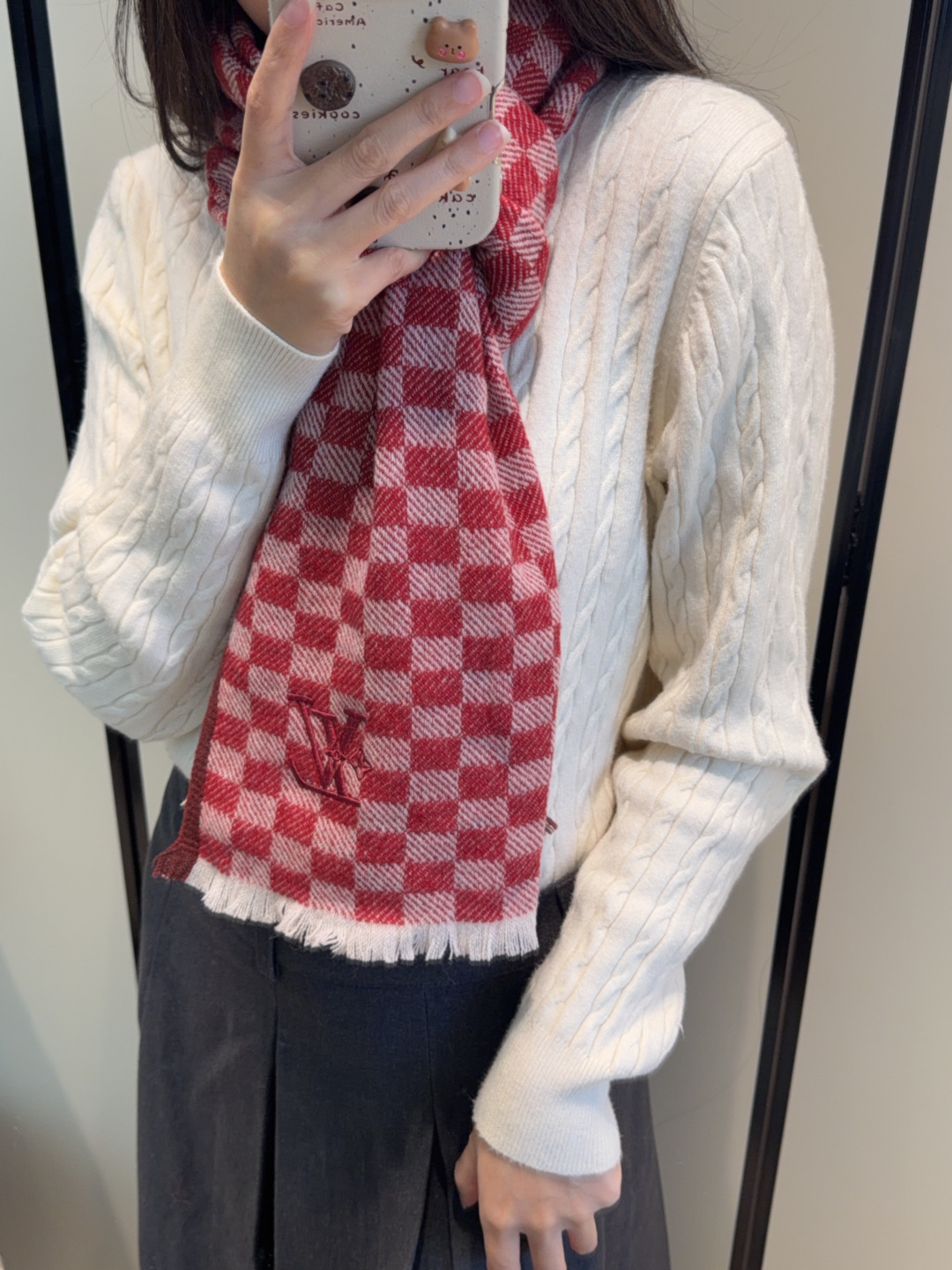 NO:711534,The green scarf is crazy beautiful, so stylish and charming, a very elegant and fashionable autumn and winter item!  I really like it, it’s a very classic men’s design. The men’s items are small but refined, and the feel is really amazing. The effect on the upper body is really good, no matter how you wear it, it looks good!  !  This style is really worth buying with your eyes closed, and it can be easily worn by any age group!  !  !  40*180cm high version scarf, high version scarf, louis vuitton19860909Lv围巾好看的要疯掉了,太有型太有魅力了非常斯文时尚的秋冬单品！真的很喜欢,非常Classical的男款设计.男人的东西少而精手感真的绝了上身效果真的随便怎么围都好看！！这种款式真的闭着眼买,任何年龄层都轻松驾驭！！！40*180cm高版本围巾,高版本围巾,louis vuitton,scarf