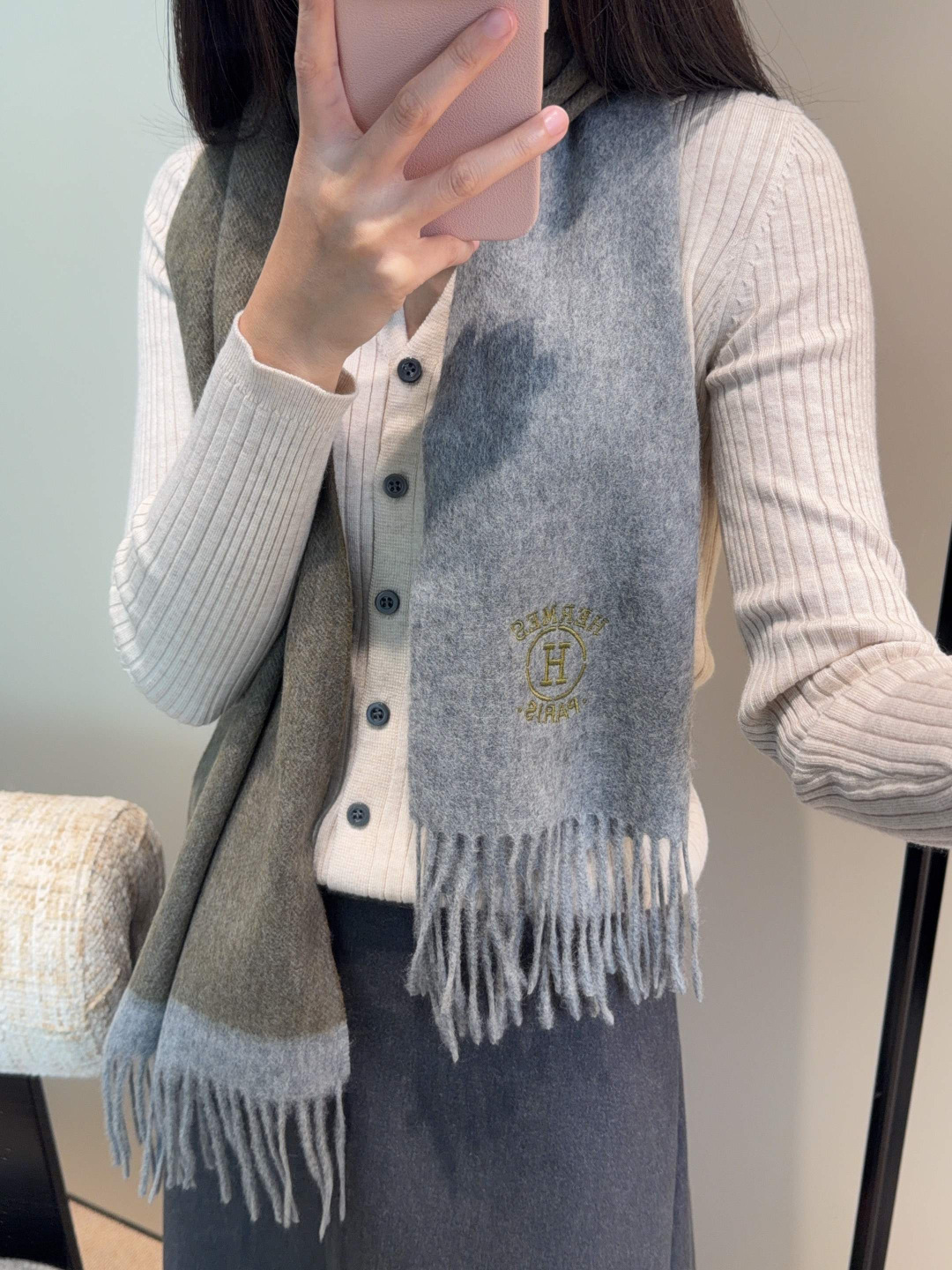 NO:727167,Hermes 2025 ·  Hermès, a rare gentle color matching, low-key yet elegant] Highly recommend the bilateral color matching, a scarf with two styles, high-end, comfortable and fashionable temperament, full of big-name style, Super Amway Big H, this soft scarf that touches the heart, extremely simple color with low-key H embroidered logo, the finishing touch without losing the beauty, the pursuit of successful people, the color is absolute, a bit unique fairy spirit, the absolute choice for couples, the color is elegant, not enchanting Specifications 35x  190cm high version scarf, high version scarf, hermes, hermes198609092025年Hermes · 爱马仕,难得一见的温柔配色,低调又不失优雅】重点推荐双边配色,一条围巾两种风格搭配,高级舒适时髦气质,大牌范十足,超级安利大H这款触动内心的柔美围巾,极其简单的颜色搭配低调的H刺绣logo,点睛之笔确又不失美感,成功人士的追求,色彩绝对,有点独有的仙气,绝对的情侣款不二之选,颜色淡雅,不妖娆规格35x 190cm高版本围巾,高版本围巾,hermes,hermes,scarf