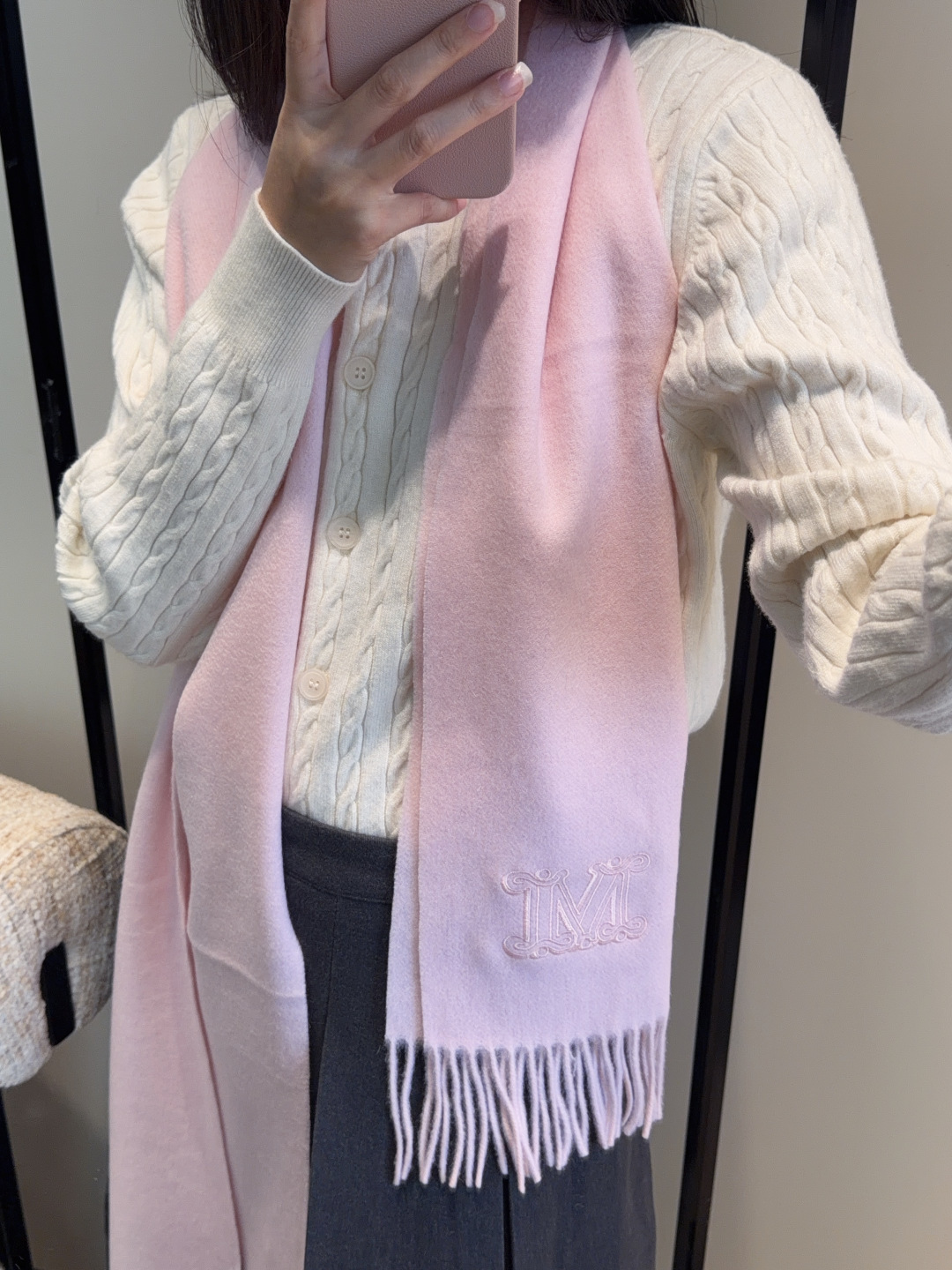 NO:727196,MaxMara’s classic scarf is a hard product. Regarding the arrangement of the hemp slip, a batch of original export orders have been delivered, and one batch has just passed customs and went straight to the UK. The last batch is still in emergency production. I don’t want to describe this kind of product anymore, it is a must-have for thousands of years. It is suitable for both men and women.  .The buyer took away some of it.. It feels soft and waxy, not heavy. It is super warm and skin-friendly. It is low-key and luxurious. Every color is so loved that I must arrange it. At such a good price, it will break my head if I miss it. Size 36*190cm high version scarf, high version scarf19860909MaxMara经典围巾来个硬货.麻溜的安排上.纯正出口原订单已经交货一批,其中一批刚过海关,直蹦英国.最后一批还在紧急生产中.这种货已经不想多描述了,万年必备款.男女通用.买手带走一部分..手感软糯,不厚重.超级保暖亲肤.及其低调奢华每个色都是爱到爆炸每色必须安排上.这么好的价位,错过敲烂脑壳儿size36*190cm高版本围巾,高版本围巾,scarf