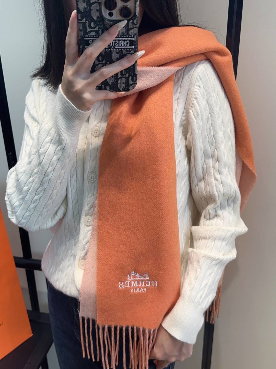NO:727203,【Family benefits are coming!  !  Hermès high-end heavyweight men's scarf!  】An angry recommendation, excited~!  !  Be sure to get started quickly, synchronized counters, the most high-end men's models ~ difficult to craft, super soft and waxy gradient effect scarf!  Our price is really unbeatable!  Price feedback from my mother ~ I love the fabric, the velvet feel is really super comfortable in my hand!  Very soft, the upper body effect is unparalleled and beautiful. Medium thickness, very close to the neck~ Size specification 30*185cm high version scarf, high version scarf, hermes19860909【家属福利来了！！爱马仕高端重磅男士围巾！】怒赞推荐,激动~！！下手绝对要快,同步专柜,最高端的男士款~工艺难度大,超级无敌软糯 渐变效果围巾！我们这个价格真的无敌超值！亲妈价格回馈~面料大爱,握在手里绒感真的超级无敌舒服！非常柔软,上身效果无敌好看 中等厚度,非常亲脖子的一款~ 尺寸规格30*185cm高版本围巾,高版本围巾,hermes,scarf