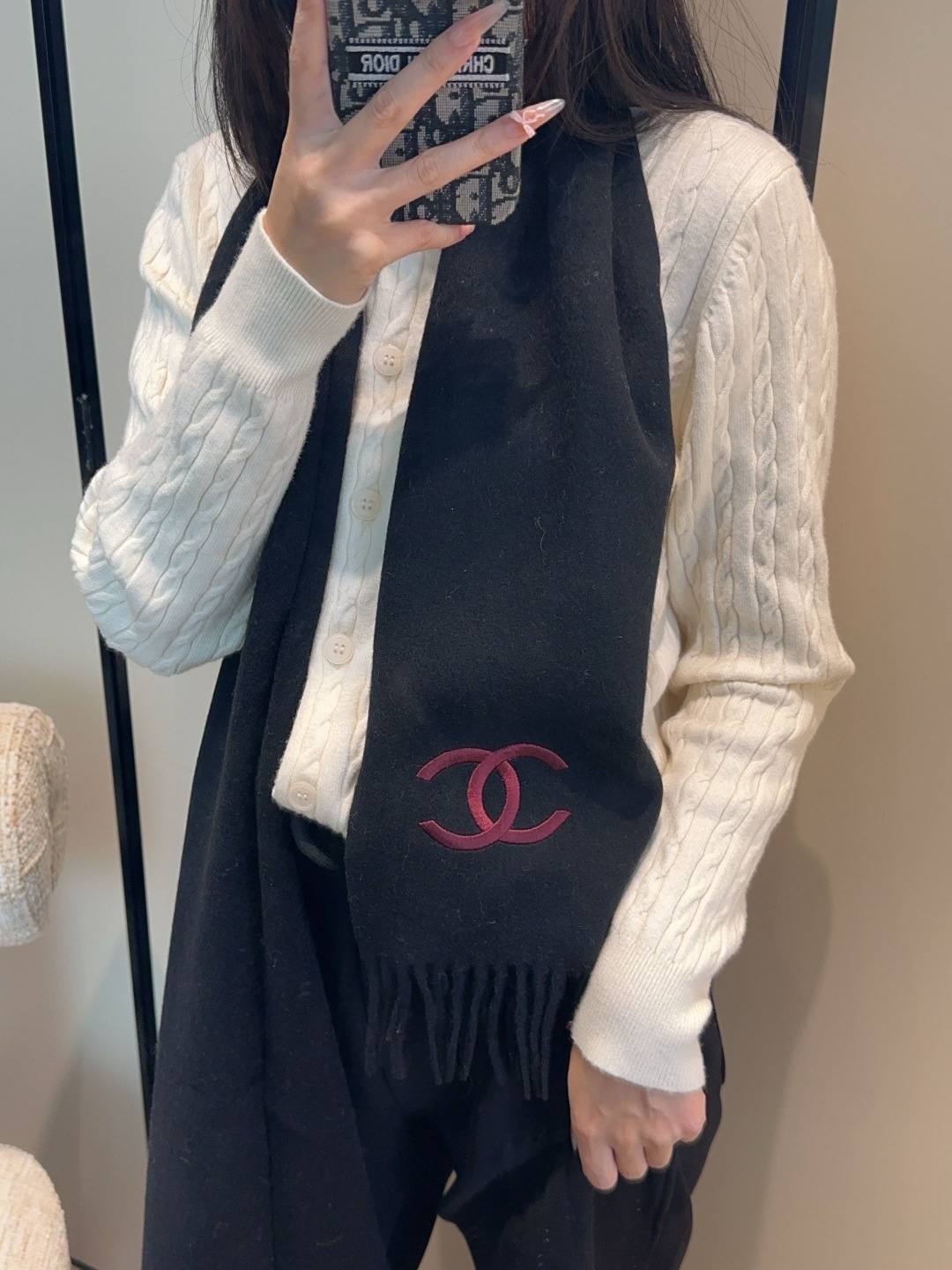 NO:727158,Chanel scarves are crazy beautiful, so stylish and charming, a very elegant and fashionable autumn and winter item!  I really like it, it’s a very classic men’s design. The men’s items are small but refined, and the feel is really amazing. The effect on the upper body is really good, no matter how you wear it, it looks good!  !  This style is really worth buying with your eyes closed, and it can be easily worn by any age group!  !  !  30*cm high version scarf, high version scarf, chanel19860909香奈儿围巾好看的要疯掉了,太有型太有魅力了非常斯文时尚的秋冬单品！真的很喜欢,非常Classical的男款设计.男人的东西少而精手感真的绝了上身效果真的随便怎么围都好看！！这种款式真的闭着眼买,任何年龄层都轻松驾驭！！！30*cm高版本围巾,高版本围巾,chanel,scarf