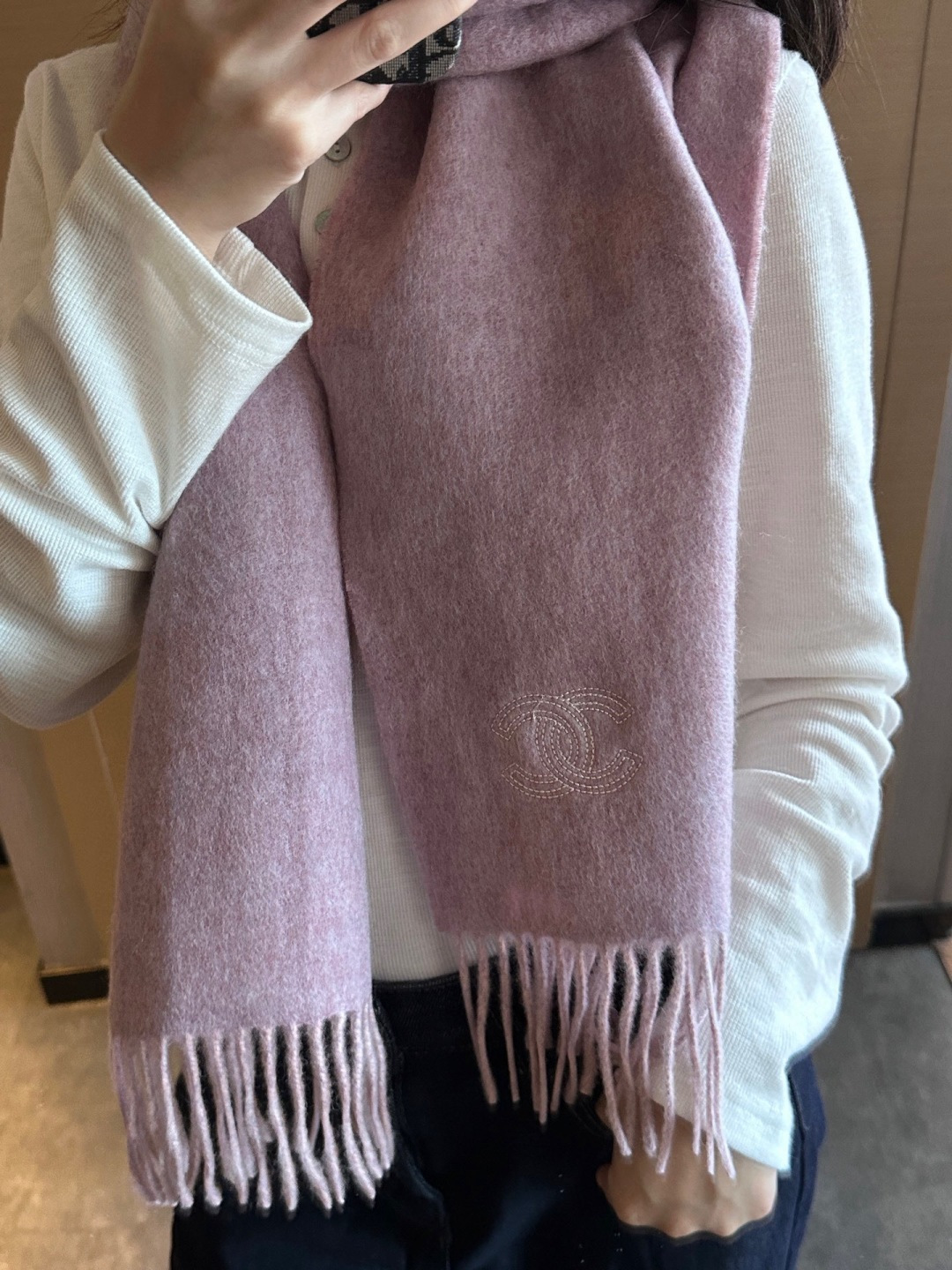 NO:727188,[Chanel · Chanel's rare gentle color matching, super obsessed with temperament, low-key, quiet and elegant] High-end, comfortable and fashionable temperament, simple but not simple, full of big-name style, Super Amway Grandma, this soft scarf that touches the heart, is the finishing touch without losing beauty, the pursuit of successful people, the color is definitely a bit unique and fairy-like, the absolute choice for couples, the color is elegant, not enchanting Specifications 35 x  cm high version scarf, high version scarf, chanel, chanel19860909【Chanel · 香奈儿难得一见的温柔配色,超级迷恋气质低调恬静又不失优雅】重点推荐高级舒适时髦气质,简约却又不简单,大牌范十足,超级安利香奶奶这款触动内心的柔美围巾,点睛之笔确又不失美感,成功人士的追求,色彩绝对有点独有的仙气,绝对的情侣款不二之选,颜色淡雅,不妖娆规格35 x cm高版本围巾,高版本围巾,chanel,chanel,scarf