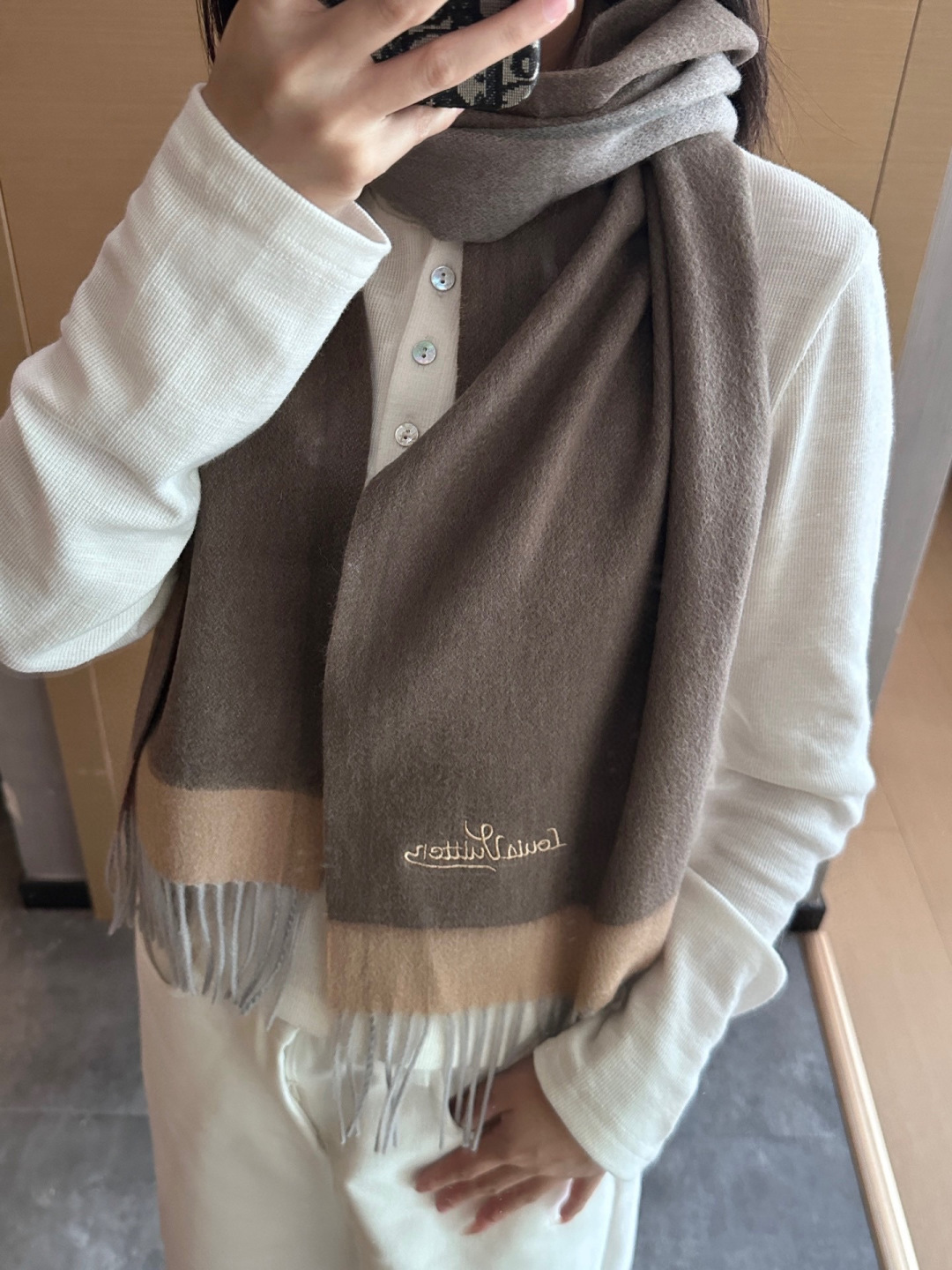 NO:727284,【Family benefits are coming!  !  Lv high-end heavyweight scarf!  】An angry recommendation, excited~!  !  You must get started quickly, the same process is difficult, and it is super soft and waxy. Our price is really unbeatable and great value!  Price feedback from my mother ~ I love the fabric, the double-sided cashmere yarn is really clear and clean, and the velvet feel in your hand is really super comfortable!  Very soft, the upper body effect is unparalleled and beautiful. Medium thickness, very close to the neck~ Size specification 30*185cm high version scarf, high version scarf, louis vuitton19860909【家属福利来了！！Lv 高端重磅围巾！】怒赞推荐,激动~！！下手绝对要快,同工艺难度大,超级无敌软糯 我们这个价格真的无敌超值！亲妈价格回馈~面料大爱,双面的羊绒纱线真的清晰干净,握在手里绒感真的超级无敌舒服！非常柔软,上身效果无敌好看 中等厚度,非常亲脖子的一款~ 尺寸规格30*185cm高版本围巾,高版本围巾,louis vuitton,scarf