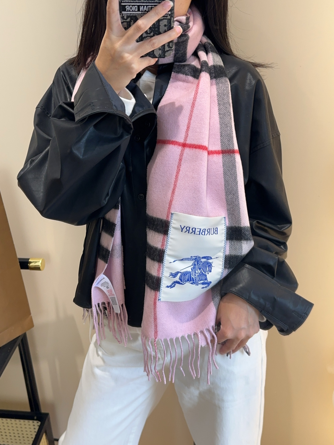 NO:727299,【Family benefits are coming!  !  Burberry's high-end heavyweight men's scarf!  】An angry recommendation, excited~!  !  Be sure to get started quickly, synchronized counters, the most high-end men's models ~ difficult to craft, super soft and waxy gradient effect scarf!  Our price is really unbeatable!  Price feedback from my mother ~ I love the fabric, the velvet feel is really super comfortable in my hand!  Very soft, the upper body effect is unparalleled and beautiful. Medium thickness, very close to the neck~ Size specification 30*185cm high version scarf, high version scarf, burberry19860909【家属福利来了！！巴宝莉高端重磅男士围巾！】怒赞推荐,激动~！！下手绝对要快,同步专柜,最高端的男士款~工艺难度大,超级无敌软糯 渐变效果围巾！我们这个价格真的无敌超值！亲妈价格回馈~面料大爱,握在手里绒感真的超级无敌舒服！非常柔软,上身效果无敌好看 中等厚度,非常亲脖子的一款~ 尺寸规格30*185cm高版本围巾,高版本围巾,burberry,scarf