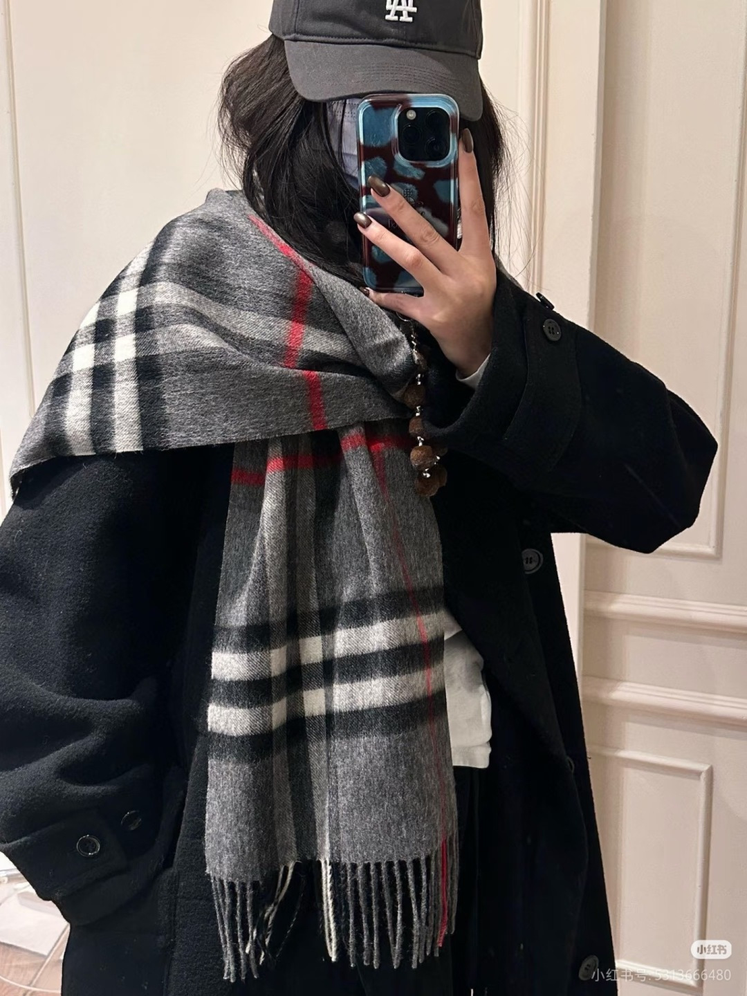 NO:727246,Burberry double-sided cashmere scarf!  Available in limited quantities, highly affordable!  Very stylish design!  *30cm, cashmere mixed with wool!  It is the embodiment of the charm of elegant art!  The scarf style is unisex and can also be made into a couple style!  The color combination is extremely high-end and classy!  The material is soft and has a particularly three-dimensional effect, and it looks super good when worn!  You can mix and match as you like, one can be used as 2!  Very cost-effective and versatile!  high version scarf,high version scarf,burberry19860909Burberry双面羊绒围巾！走量款,性超高！非常有格调的设计！*30cm,羊绒混羊毛！是高雅艺术的魅力体现！围巾款式男女通用、更可做情侣款！颜色搭配极为高端大气上档次！料子柔和,特别有立体感,戴起来效果超级好看！随便搭配就可以、一条当2条用！非常划算又百搭！高版本围巾,高版本围巾,burberry,scarf