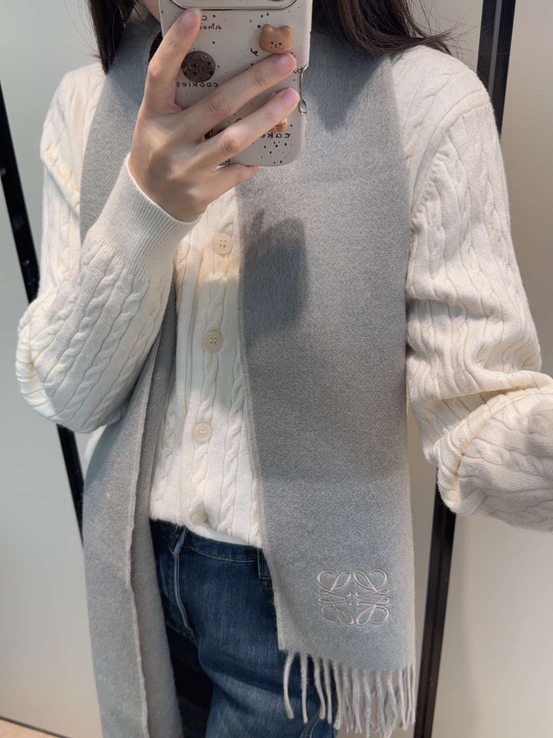 NO:727256,【Loewe ·  Loewe's rare and gentle color matching, low-key yet elegant] Highly recommend the double-sided color matching, a scarf with two styles, high-end, comfortable and fashionable temperament, a niche name, but full of big-name style, super Amway loewe this soft color that touches the heart  Beautiful scarf, extremely simple color with eye-catching color-changing logo, the finishing touch without losing the beauty, the pursuit of successful people, the color is absolute, a bit unique and fairy-like, the absolute choice for couples, the color is elegant, not enchanting, specifications 30x  cm high version scarf, high version scarf, loewe, loewe19860909【Loewe · 罗意威难得一见的温柔配色,低调又不失优雅】重点推荐双面配色,一条围巾两种风格搭配,高级舒适时髦气质,名小众,却大牌范十足,超级安利loewe这款触动内心的柔美围巾,极其简单的颜色搭配抢眼的变色logo,点睛之笔确又不失美感,成功人士的追求,色彩绝对,有点独有的仙气,绝对的情侣款不二之选,颜色淡雅,不妖娆规格30x cm高版本围巾,高版本围巾,loewe,loewe,scarf