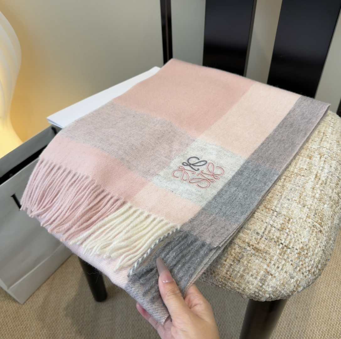 【▪Loewe · 罗意威难得一见的温柔配色，低调又不失优雅❗】重点推荐❗双面配色，一条围巾两种风格搭配