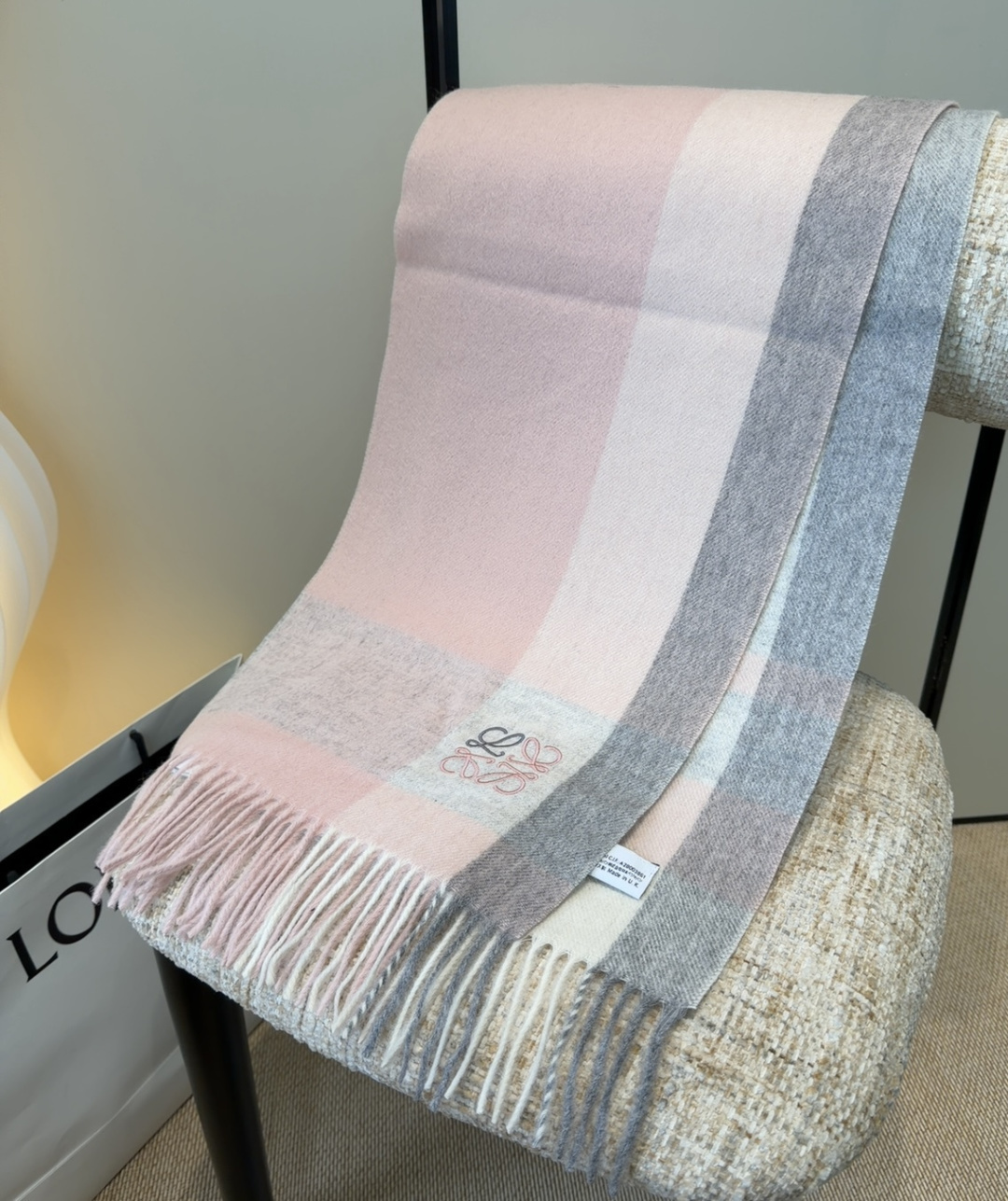 【▪Loewe · 罗意威难得一见的温柔配色，低调又不失优雅❗】重点推荐❗双面配色，一条围巾两种风格搭配