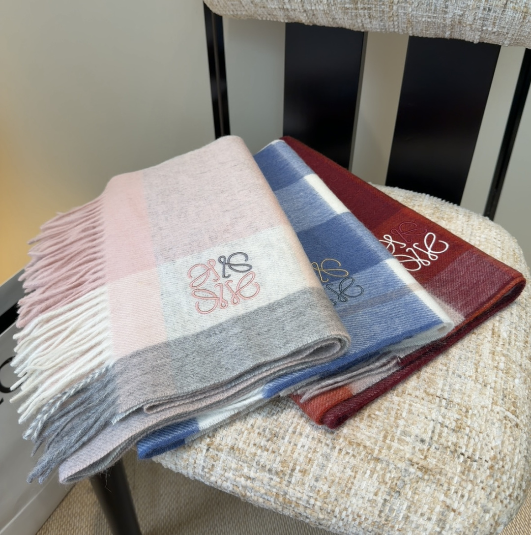 【▪Loewe · 罗意威难得一见的温柔配色，低调又不失优雅❗】重点推荐❗双面配色，一条围巾两种风格搭配