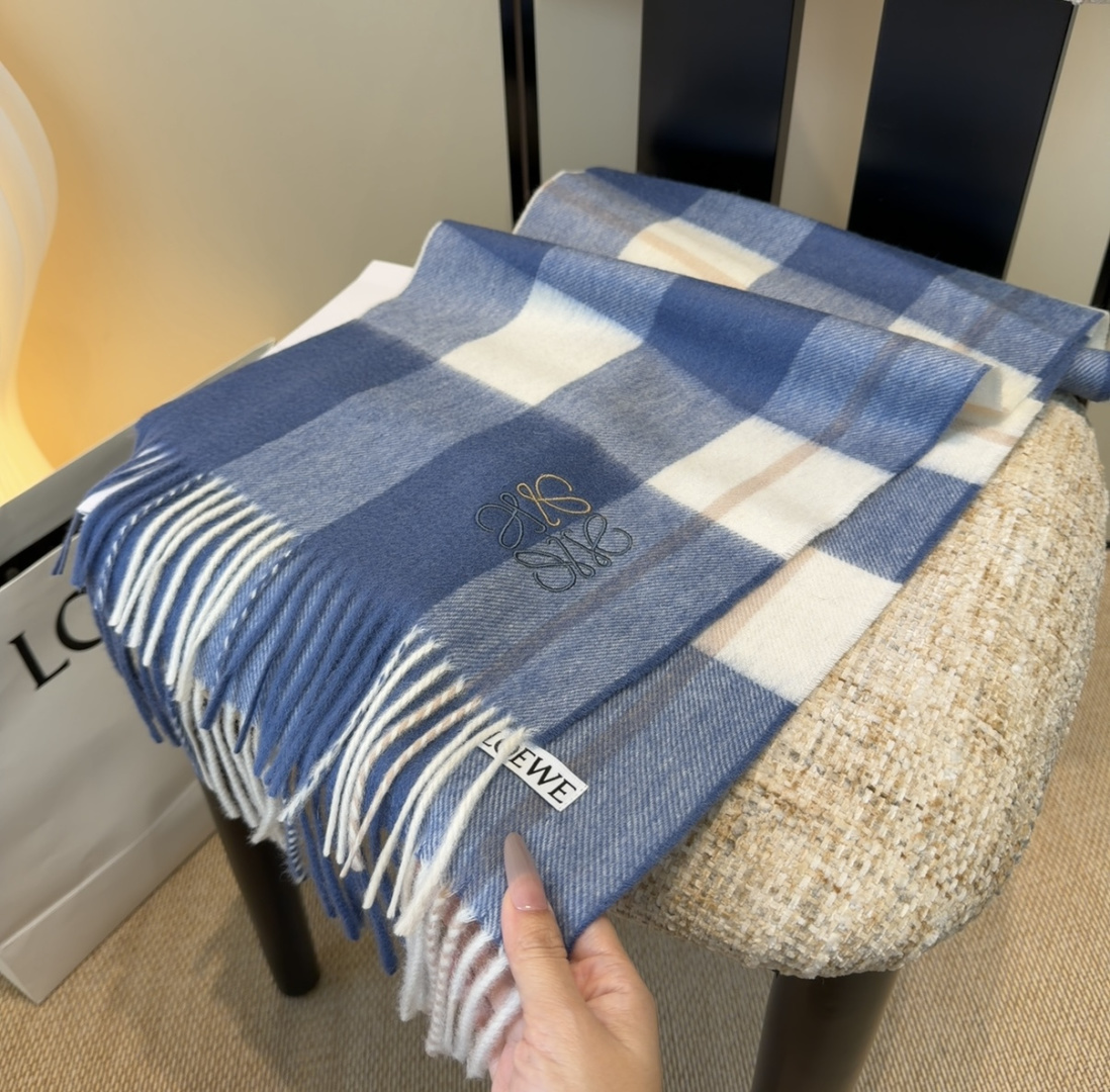 【▪Loewe · 罗意威难得一见的温柔配色，低调又不失优雅❗】重点推荐❗双面配色，一条围巾两种风格搭配