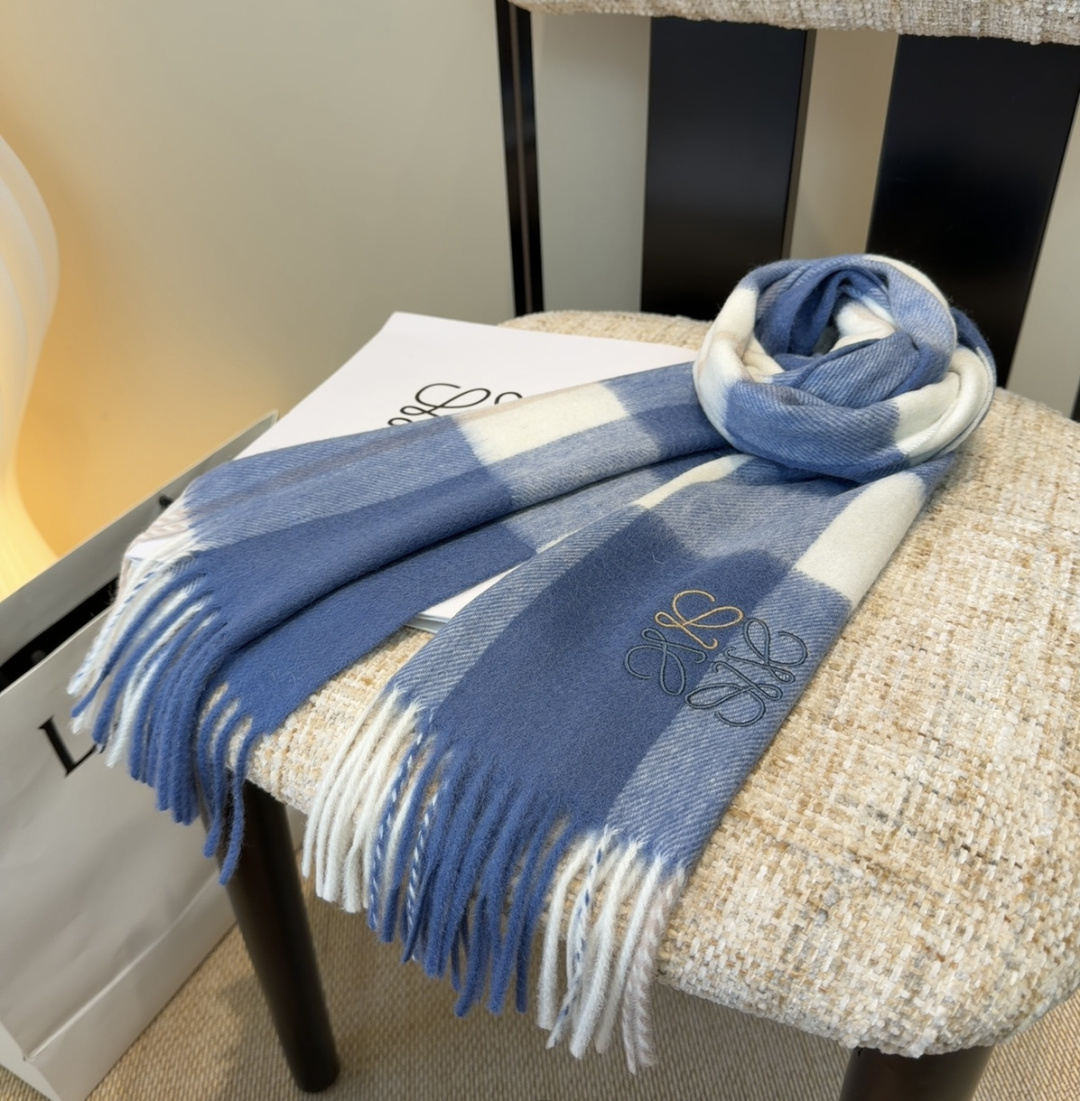 【▪Loewe · 罗意威难得一见的温柔配色，低调又不失优雅❗】重点推荐❗双面配色，一条围巾两种风格搭配