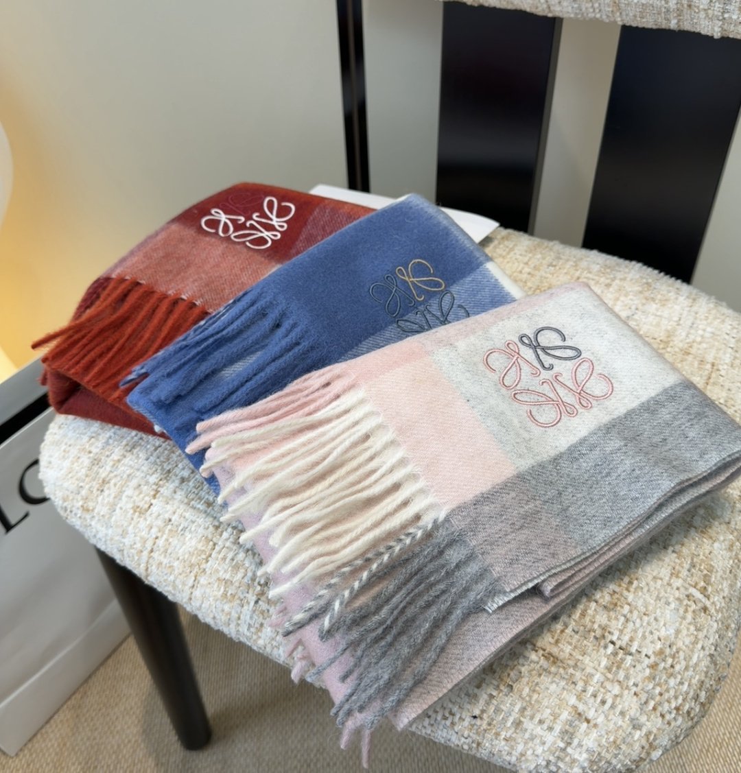 【▪Loewe · 罗意威难得一见的温柔配色，低调又不失优雅❗】重点推荐❗双面配色，一条围巾两种风格搭配