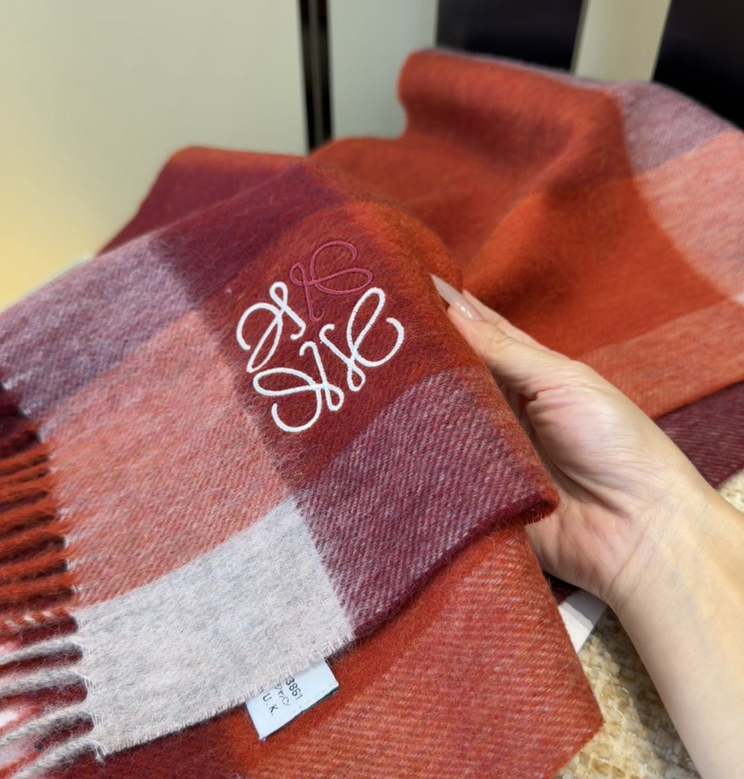 【▪Loewe · 罗意威难得一见的温柔配色，低调又不失优雅❗】重点推荐❗双面配色，一条围巾两种风格搭配