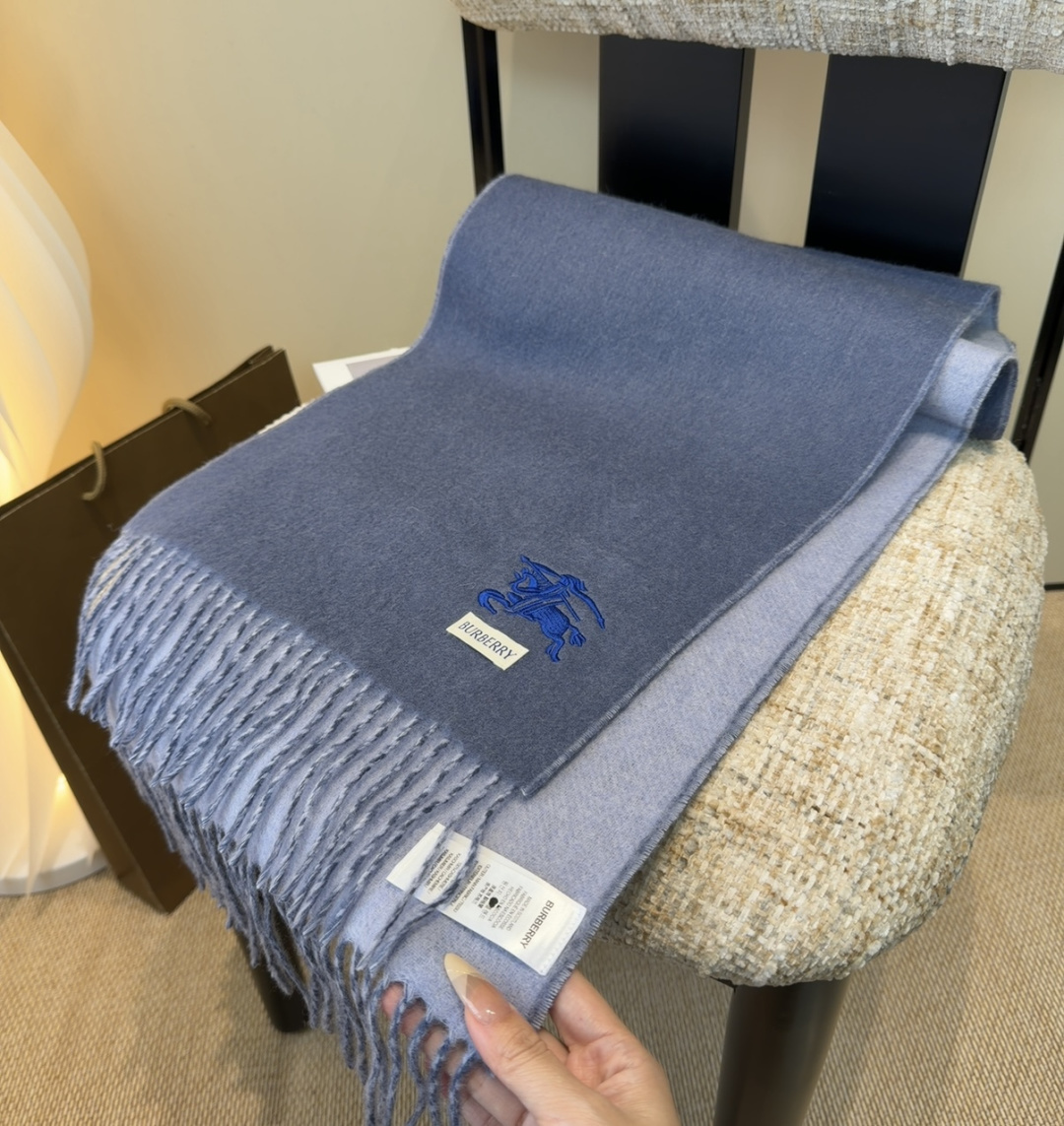 【▪️家属福利来了！！巴宝莉高端重磅男士围巾！】怒赞推荐，激动~！！下手绝对要快，同步专柜，最高端的男士