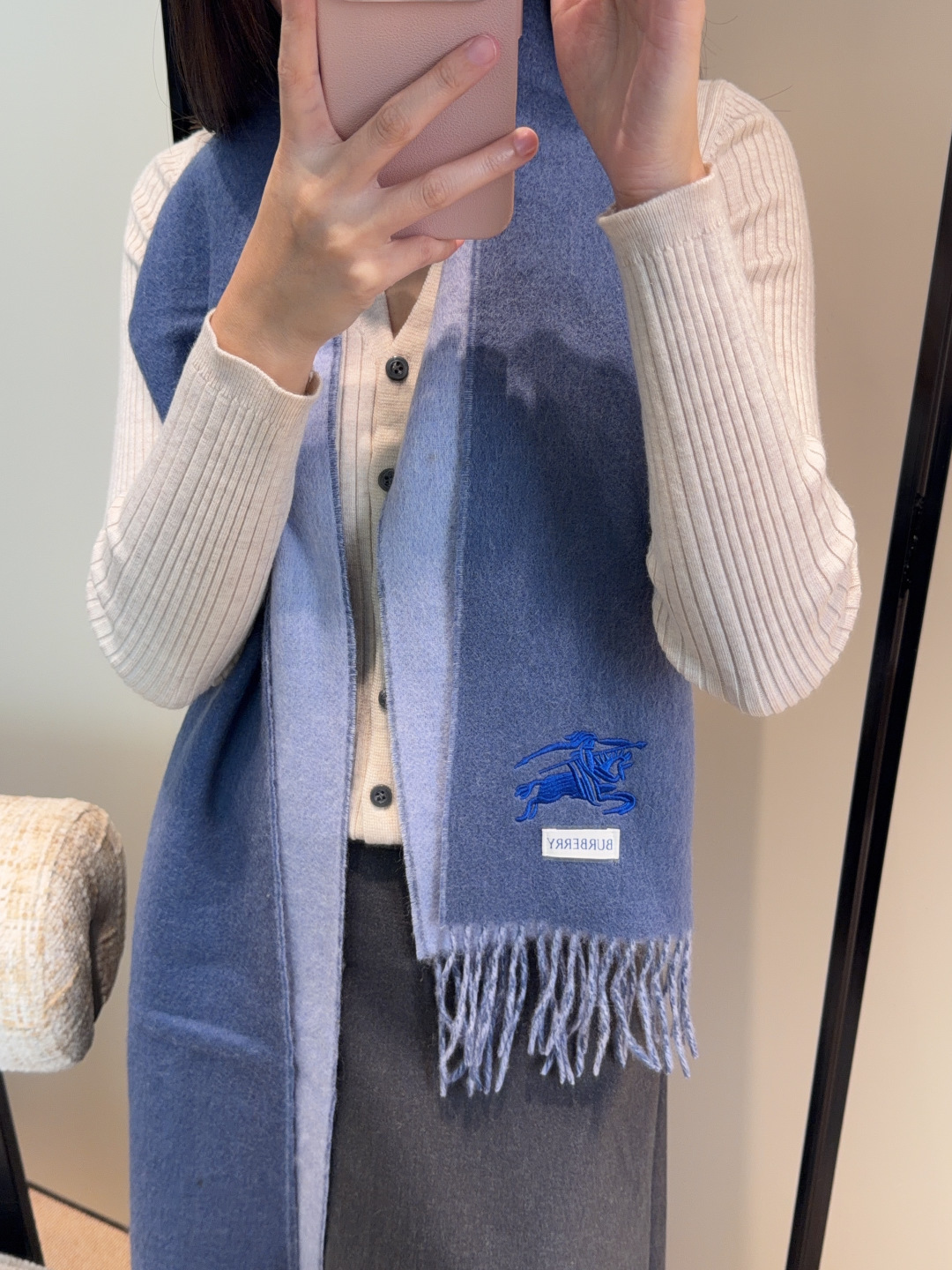 NO:727293,【Family benefits are coming!  !  Burberry's high-end heavyweight men's scarf!  】An angry recommendation, excited~!  !  Be sure to get started quickly, synchronized counters, the most high-end men's models ~ difficult to craft, super soft and waxy gradient effect scarf!  Our price is really unbeatable!  Price feedback from my mother ~ I love the fabric, the velvet feel is really super comfortable in my hand!  Very soft, the upper body effect is unparalleled and beautiful. Medium thickness, very close to the neck~ Size specification 30*185cm high version scarf, high version scarf, burberry19860909【家属福利来了！！巴宝莉高端重磅男士围巾！】怒赞推荐,激动~！！下手绝对要快,同步专柜,最高端的男士款~工艺难度大,超级无敌软糯 渐变效果围巾！我们这个价格真的无敌超值！亲妈价格回馈~面料大爱,握在手里绒感真的超级无敌舒服！非常柔软,上身效果无敌好看 中等厚度,非常亲脖子的一款~ 尺寸规格30*185cm高版本围巾,高版本围巾,burberry,scarf