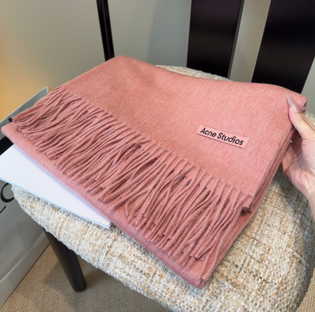 Acne 主打的系列~今年这个真是红啊~时髦气质的代名词‼️♥️自带高级气场‼️软软糯糯厚实温暖‼️再来