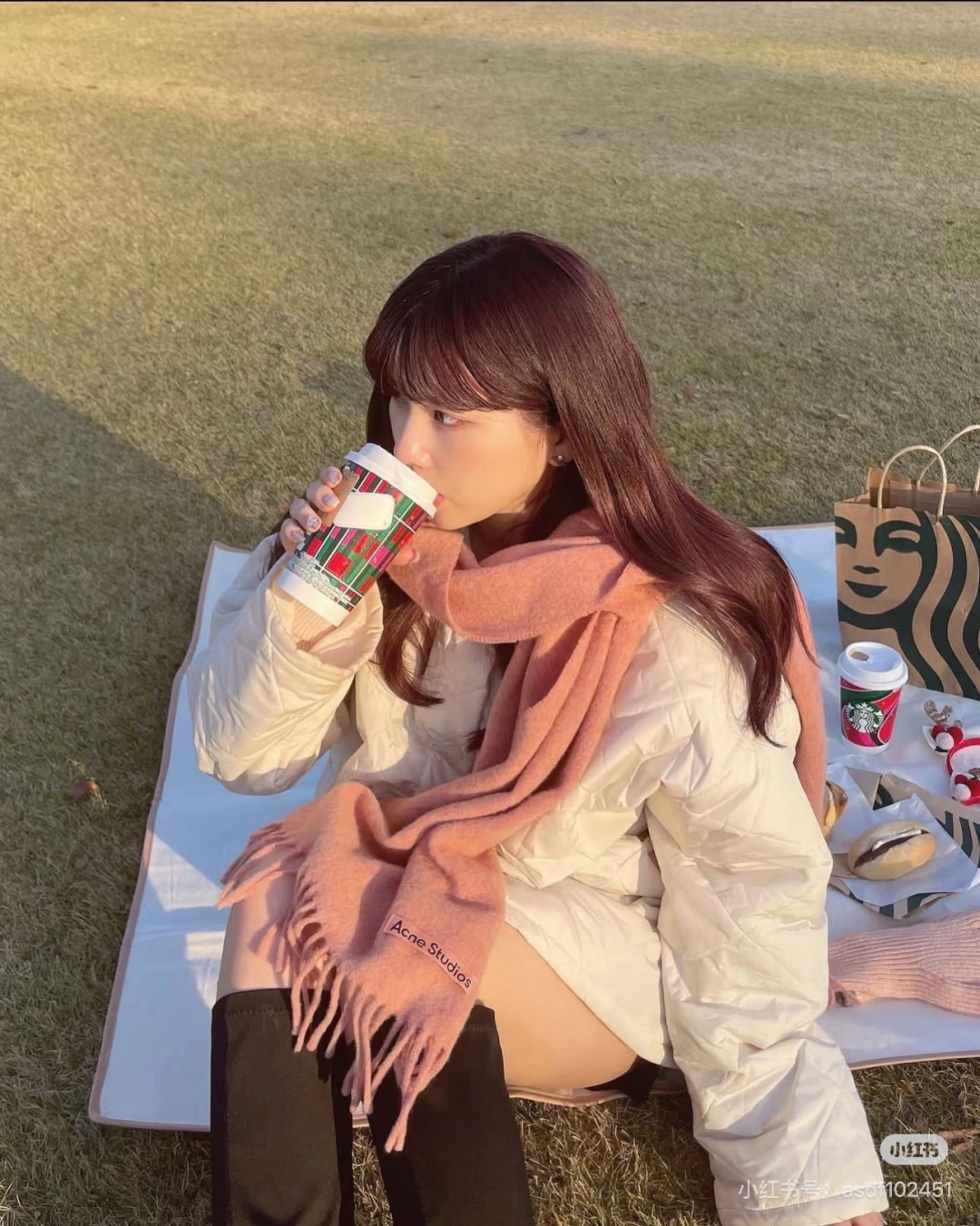 NO:727432,Acne's main series~This year's one is really popular~It is synonymous with fashionable temperament and has a high-end aura. It is soft, glutinous, thick and warm. Let's talk about color matching and craftsmanship. First of all, the color matching is this year's super popular solid color new color. It has dark and light colors that are versatile, and it is very fashionable and has the practicality of ACNE's solid color. 45*cm is really easy to control. 4 boxes of pure tails for gods and goddesses. Be sure to collect all high version scarves, high version scarves,acne studios19860909Acne 主打的系列~今年这个真是红啊~时髦气质的代名词自带高级气场软软糯糯厚实温暖再来说下配色和工艺吧,首先配色就是今年超流行纯色新色,有着深浅色系的百搭,又很有时髦感有着ACNE那种纯色百搭实用性,45*cm真的超级好驾驭,男神女神通吃纯尾4箱,务必全收高版本围巾,高版本围巾,acne studios,scarf