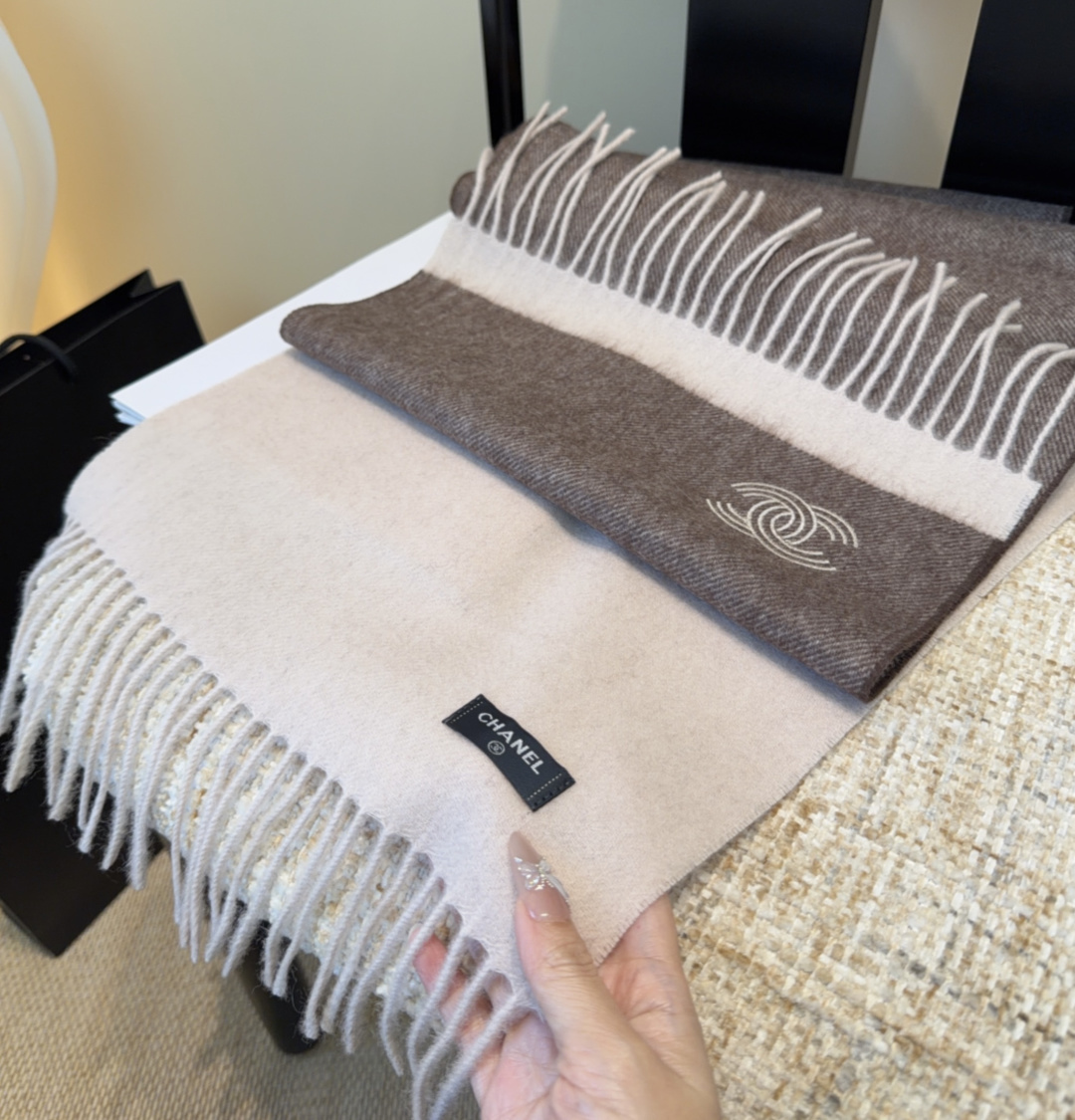 上新！秋冬香奈儿男女同款，同步，高端羊绒针织围巾！ 可正式，可随意，非常Classical的设计。这款织