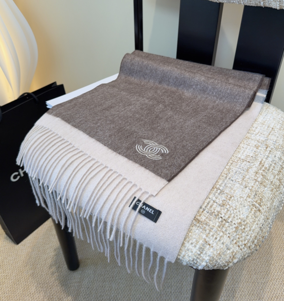 上新！秋冬香奈儿男女同款，同步，高端羊绒针织围巾！ 可正式，可随意，非常Classical的设计。这款织