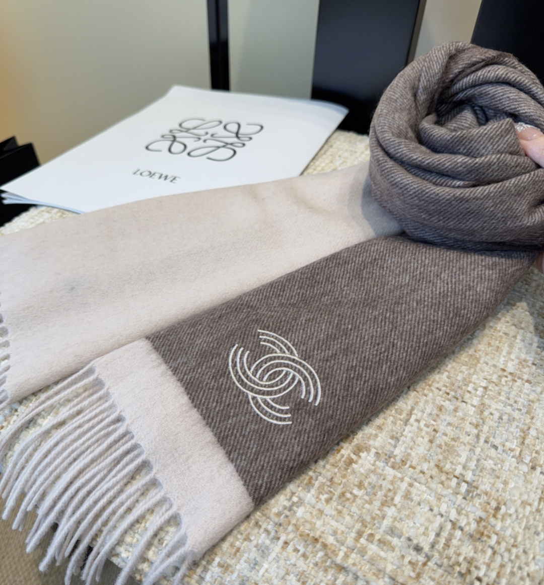 上新！秋冬香奈儿男女同款，同步，高端羊绒针织围巾！ 可正式，可随意，非常Classical的设计。这款织