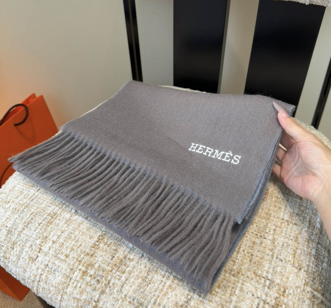 Hermes · 爱马仕，难得一见的温柔配色，低调又不失优雅❗️】重点推荐❗️双边配色，一条围巾两种风格