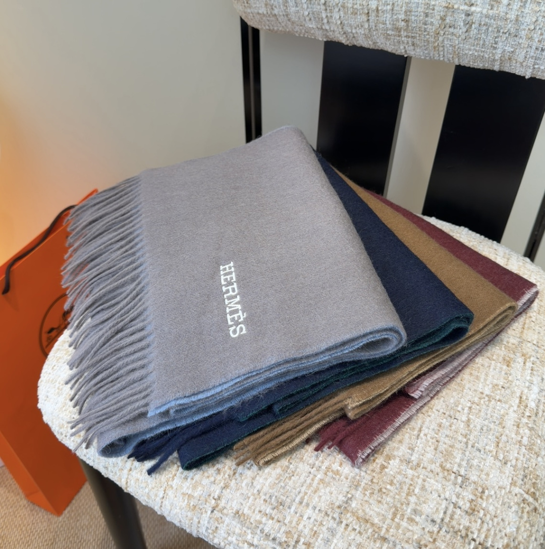 Hermes · 爱马仕，难得一见的温柔配色，低调又不失优雅❗️】重点推荐❗️双边配色，一条围巾两种风格