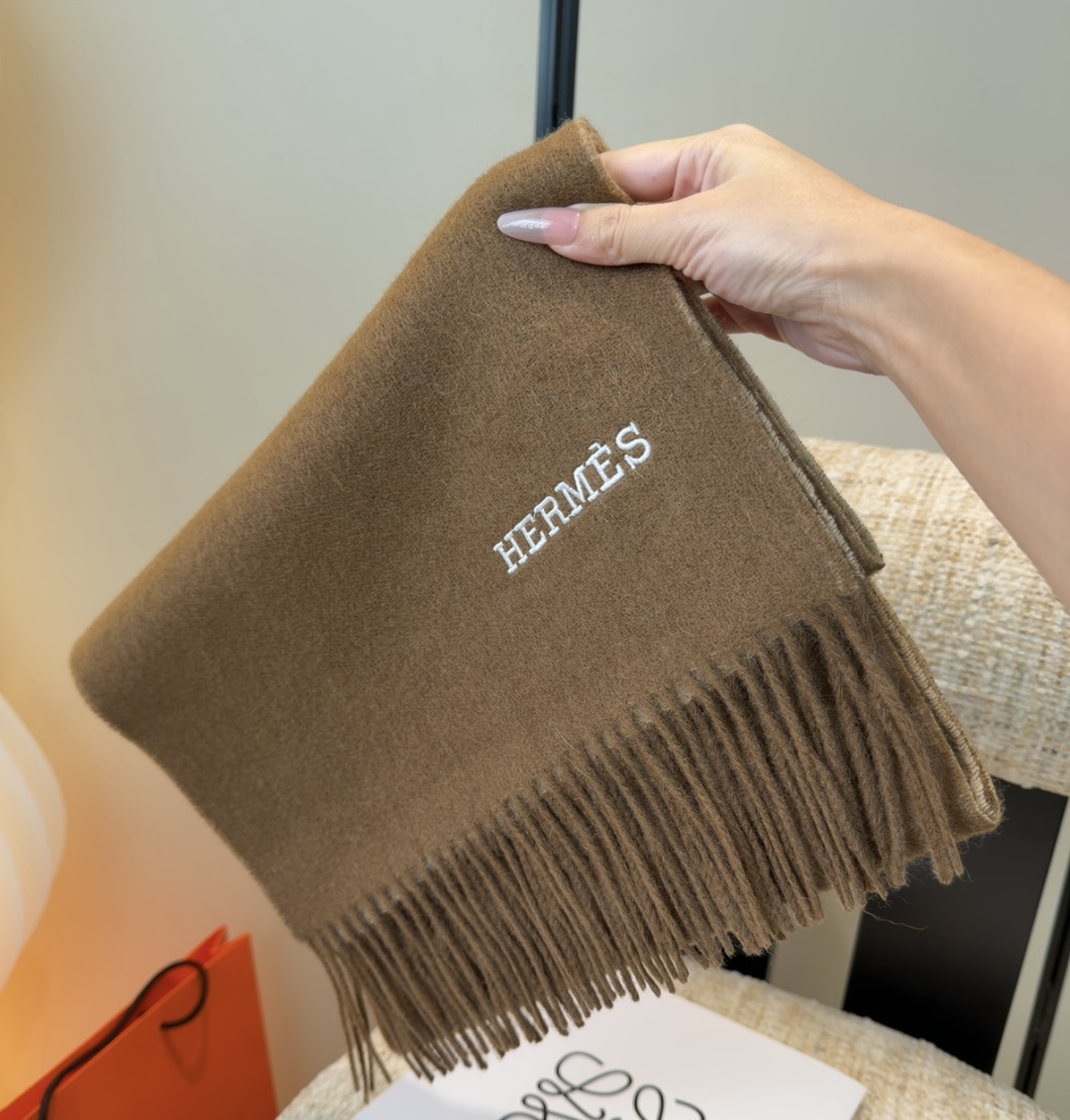 Hermes · 爱马仕，难得一见的温柔配色，低调又不失优雅❗️】重点推荐❗️双边配色，一条围巾两种风格